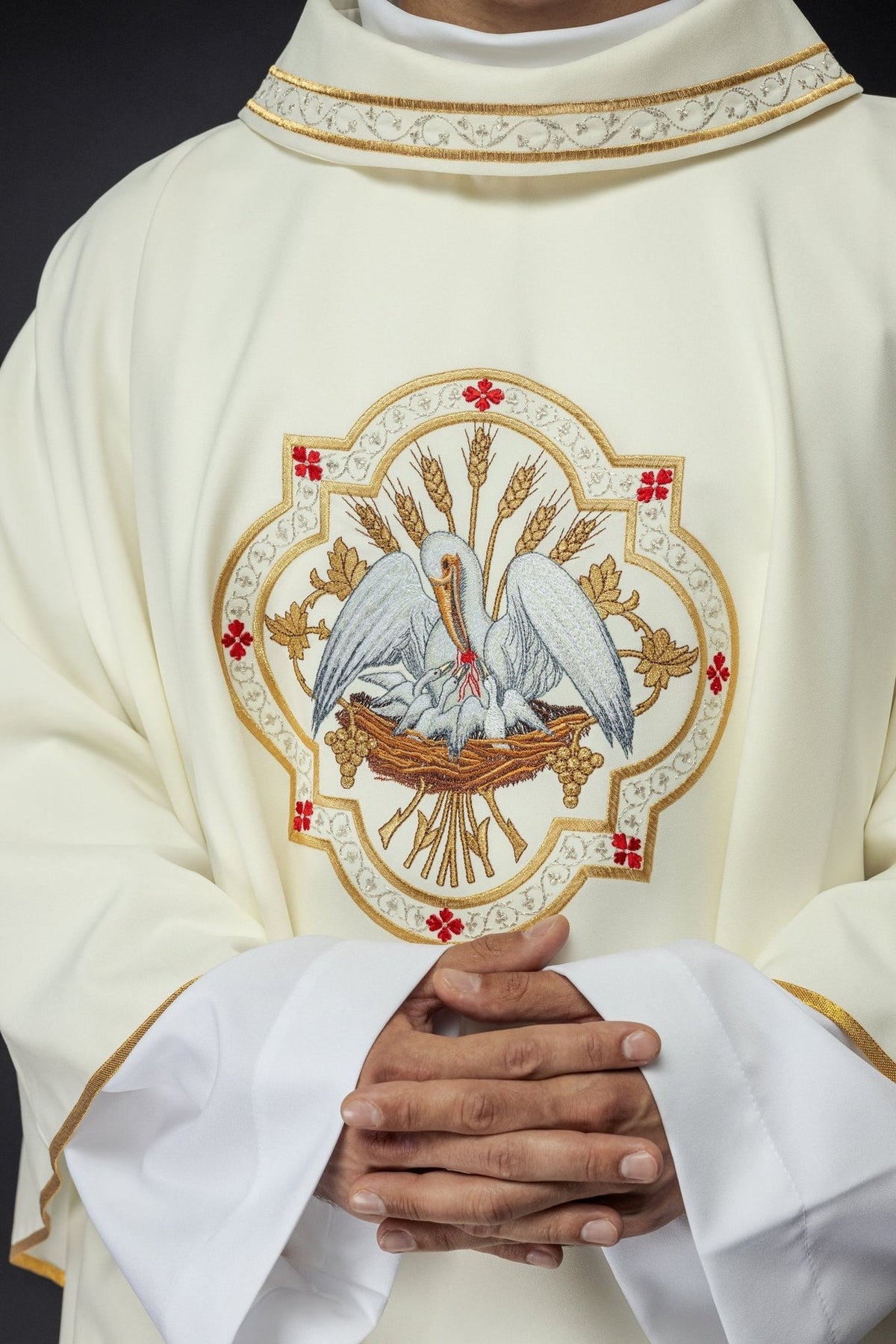 Ornat Liturgiczny Ecru z Haftem Pelikana - Symbolika Eucharystyczna - SZATYLITURGICZNE.PL