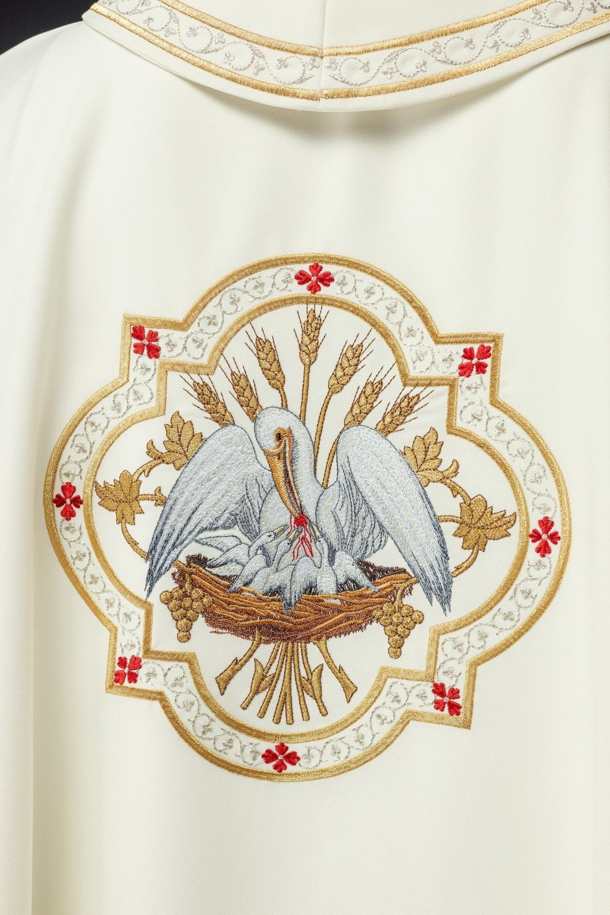 Ornat Liturgiczny Ecru z Haftem Pelikana - Symbolika Eucharystyczna - SZATYLITURGICZNE.PL