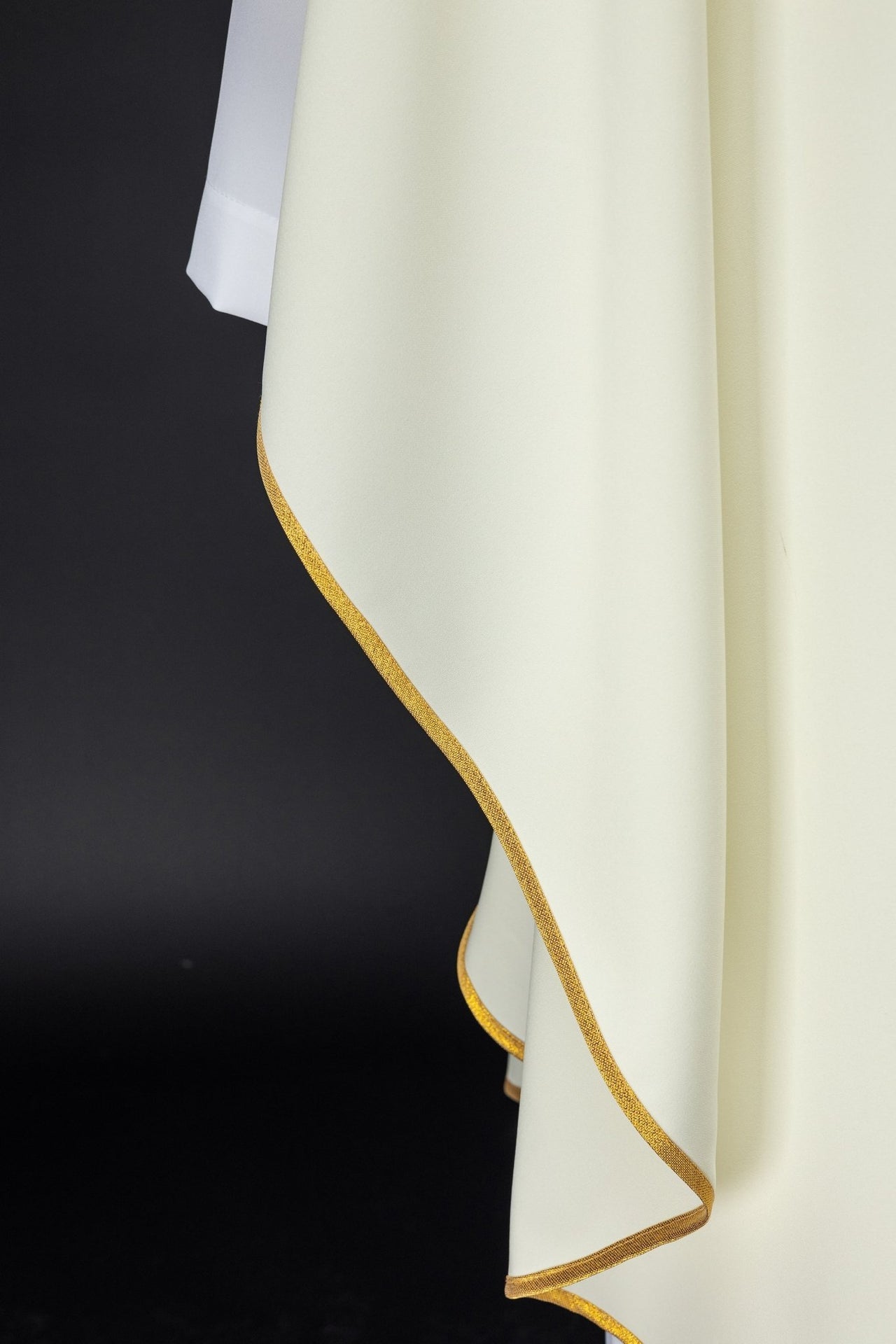 Ornat Liturgiczny Ecru z Haftem Pelikana - Symbolika Eucharystyczna - SZATYLITURGICZNE.PL