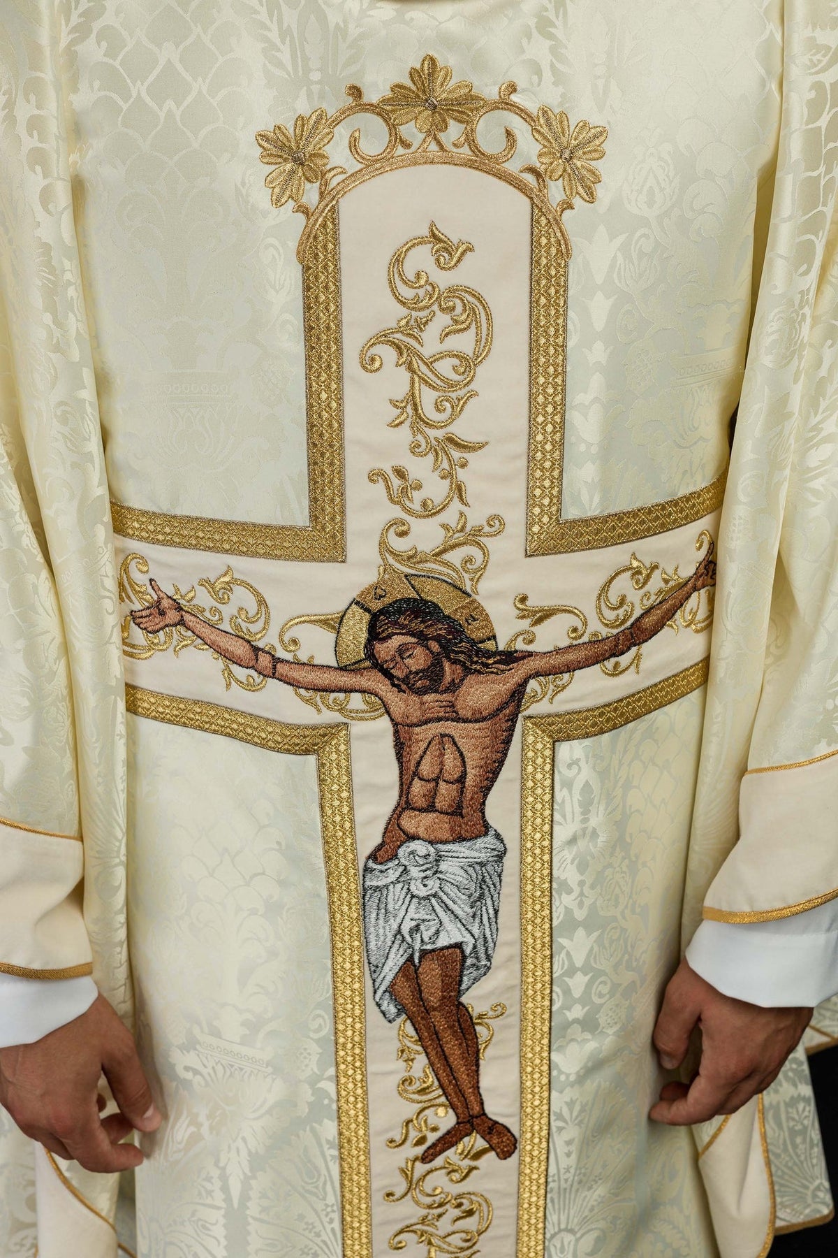 Ornat Liturgiczny Ecru z Haftem Ukrzyżowania - Polski Produkt - SZATYLITURGICZNE.PL