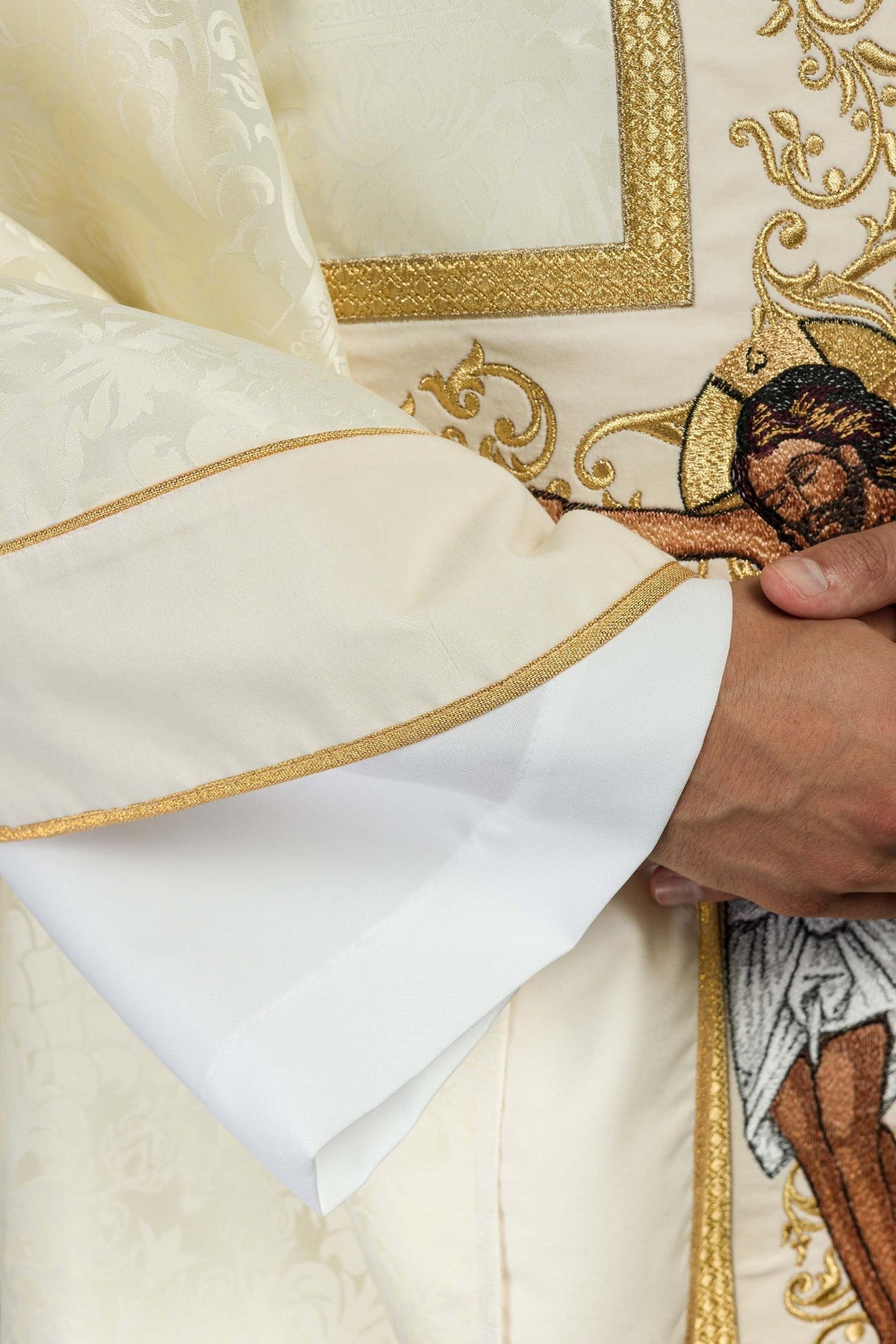 Ornat Liturgiczny Ecru z Haftem Ukrzyżowania - Polski Produkt - SZATYLITURGICZNE.PL