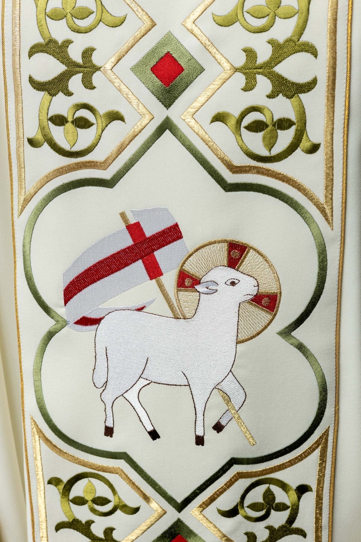 Ornat Liturgiczny Ecru z Haftowanym Barankiem Bożym - SZATYLITURGICZNE.PL