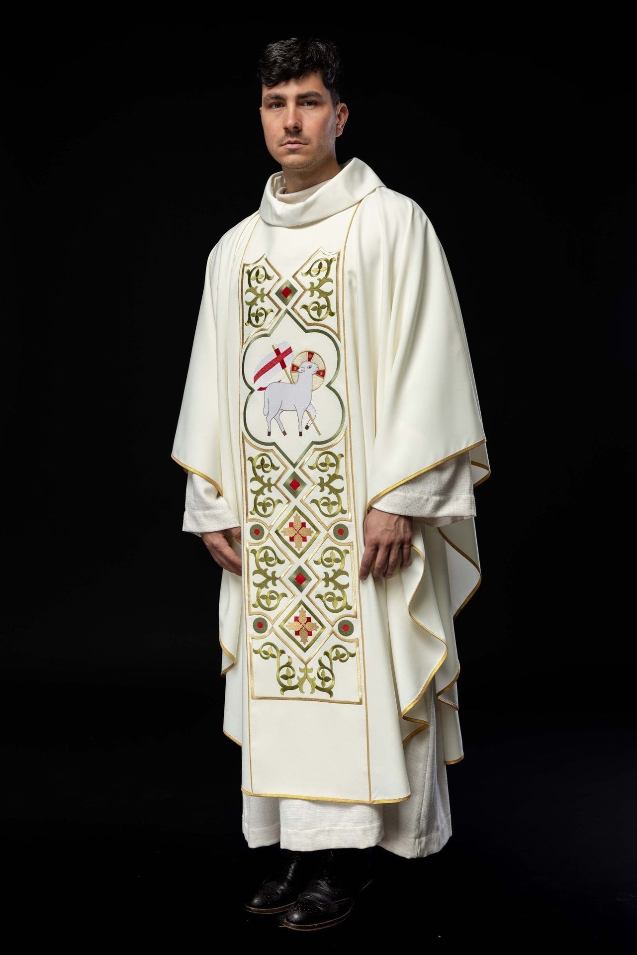 Ornat Liturgiczny Ecru z Haftowanym Barankiem Bożym - SZATYLITURGICZNE.PL