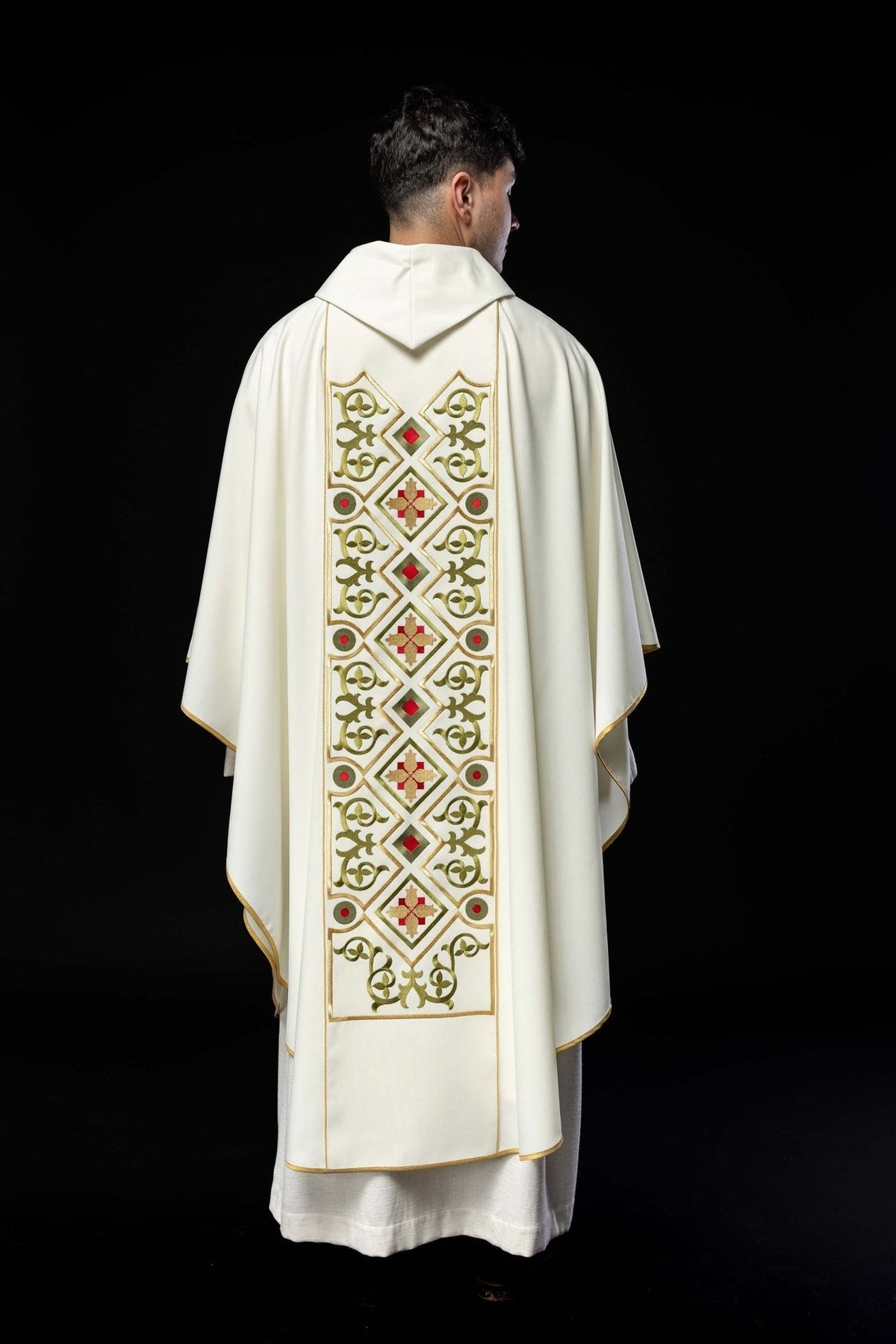Ornat Liturgiczny Ecru z Haftowanym Barankiem Bożym - SZATYLITURGICZNE.PL