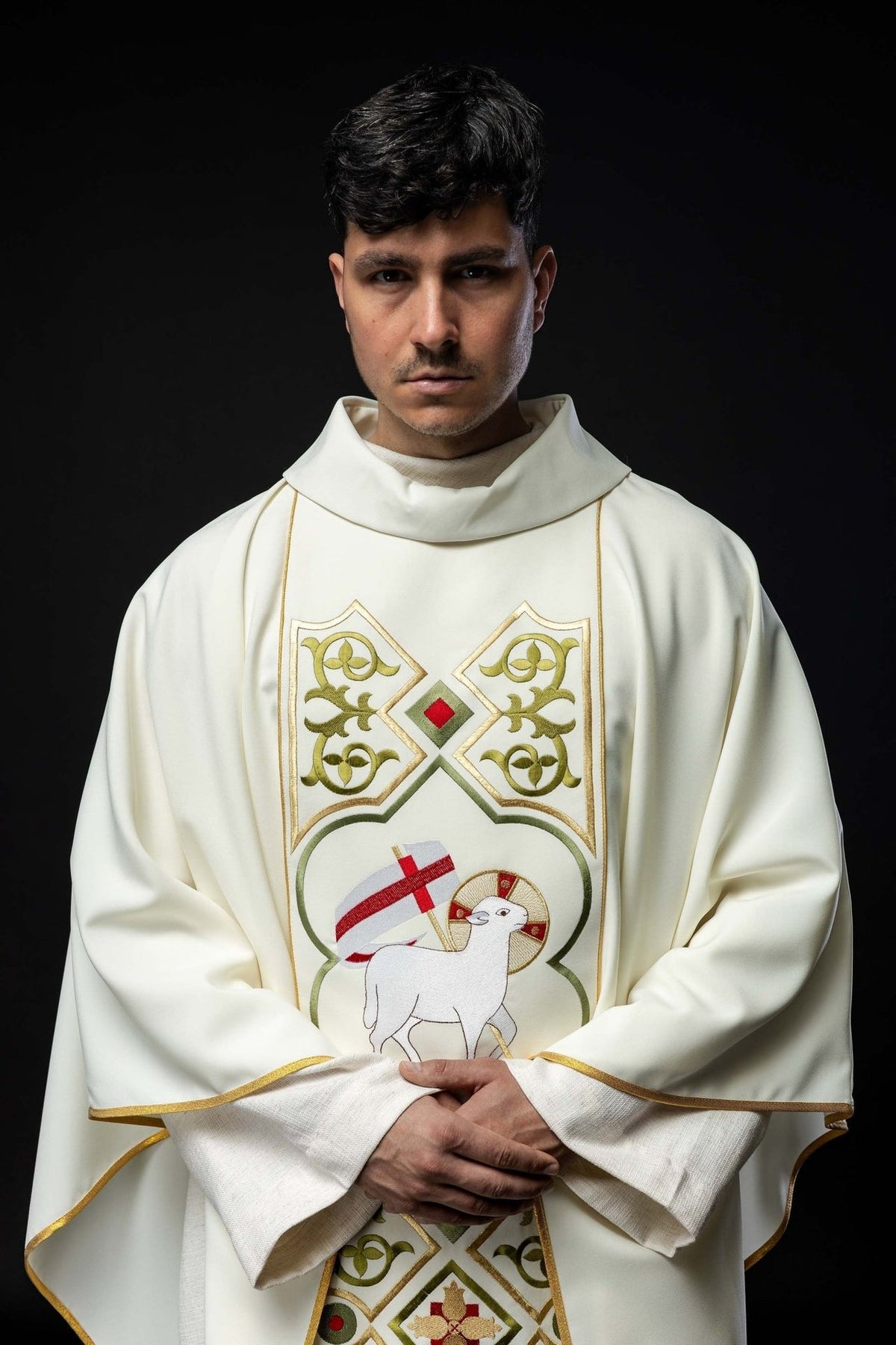 Ornat Liturgiczny Ecru z Haftowanym Barankiem Bożym - SZATYLITURGICZNE.PL