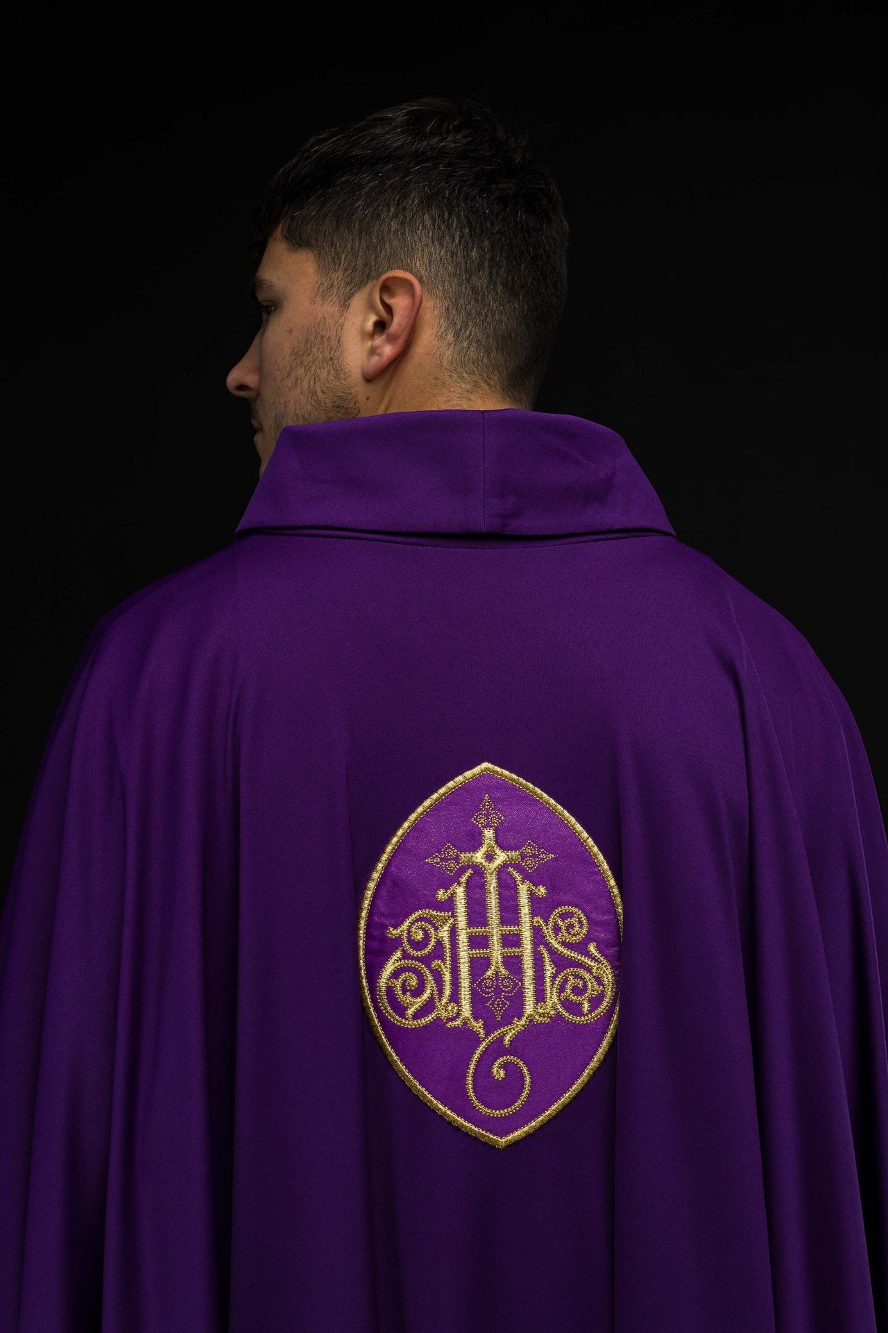 Ornat Liturgiczny Ecru z Haftowanym IHS - SACROLITE - SZATYLITURGICZNE.PL