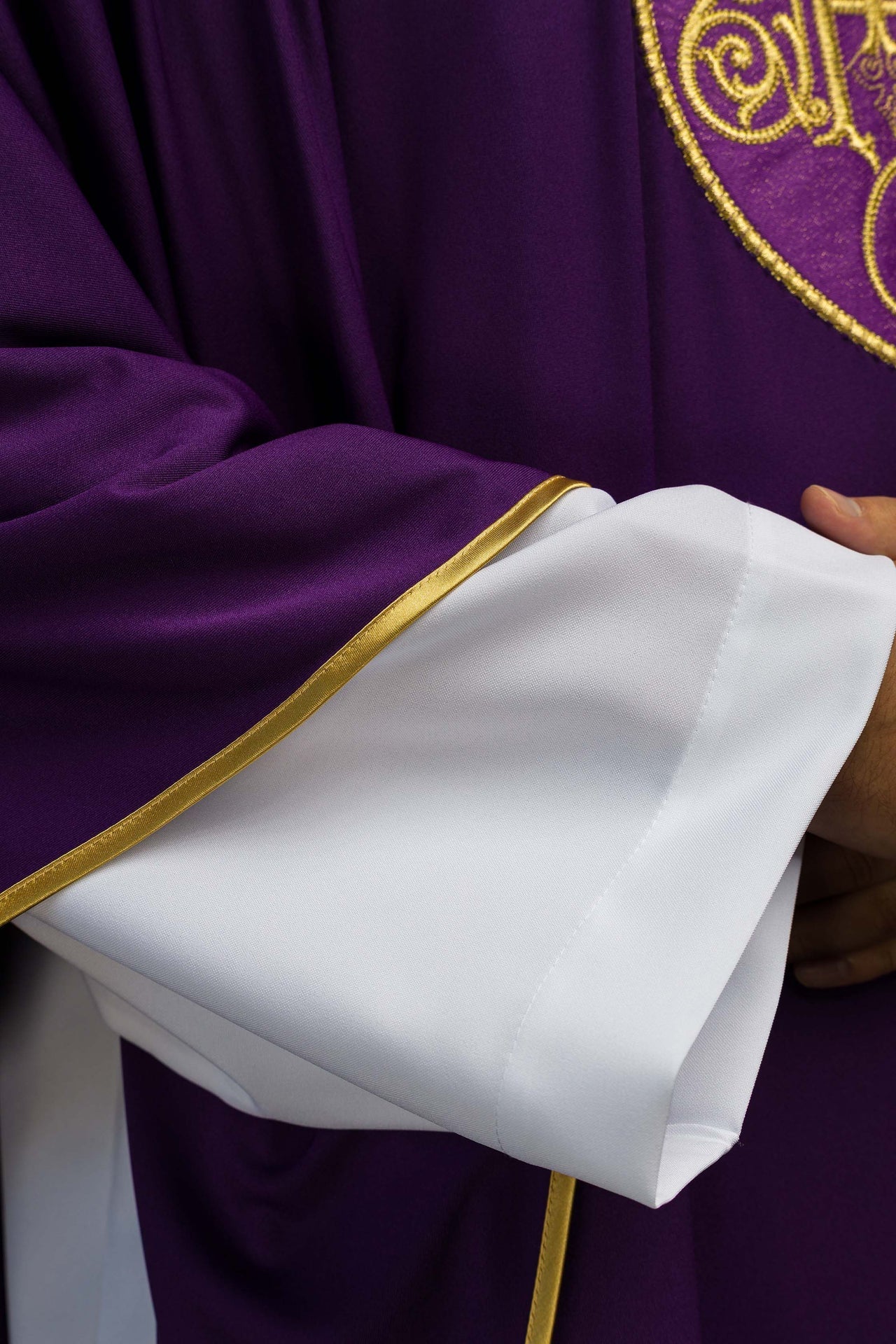 Ornat Liturgiczny Ecru z Haftowanym IHS - SACROLITE - SZATYLITURGICZNE.PL