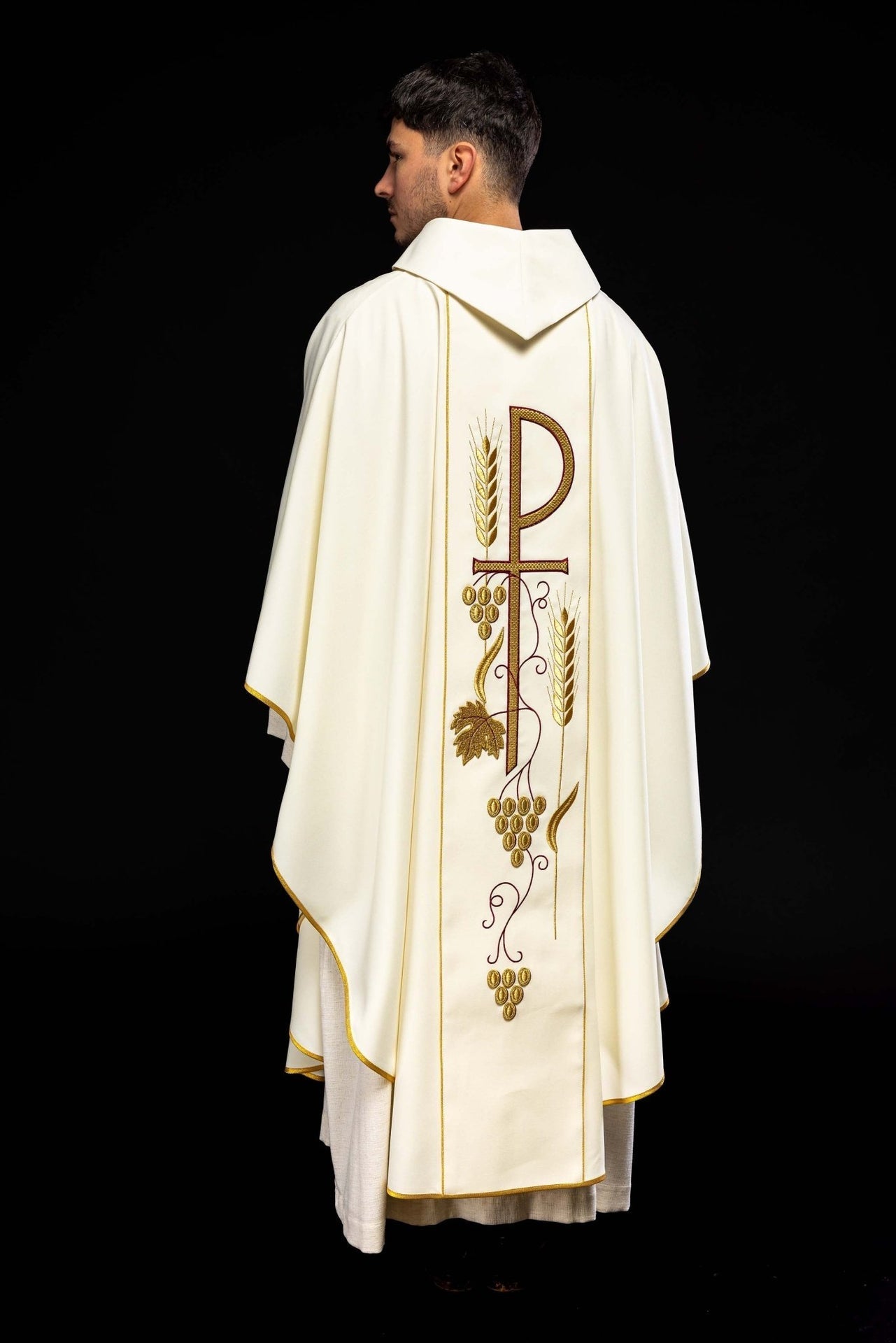 Ornat Liturgiczny Ecru z Haftowanym Kielichem IHS - Elegancki - SZATYLITURGICZNE.PL