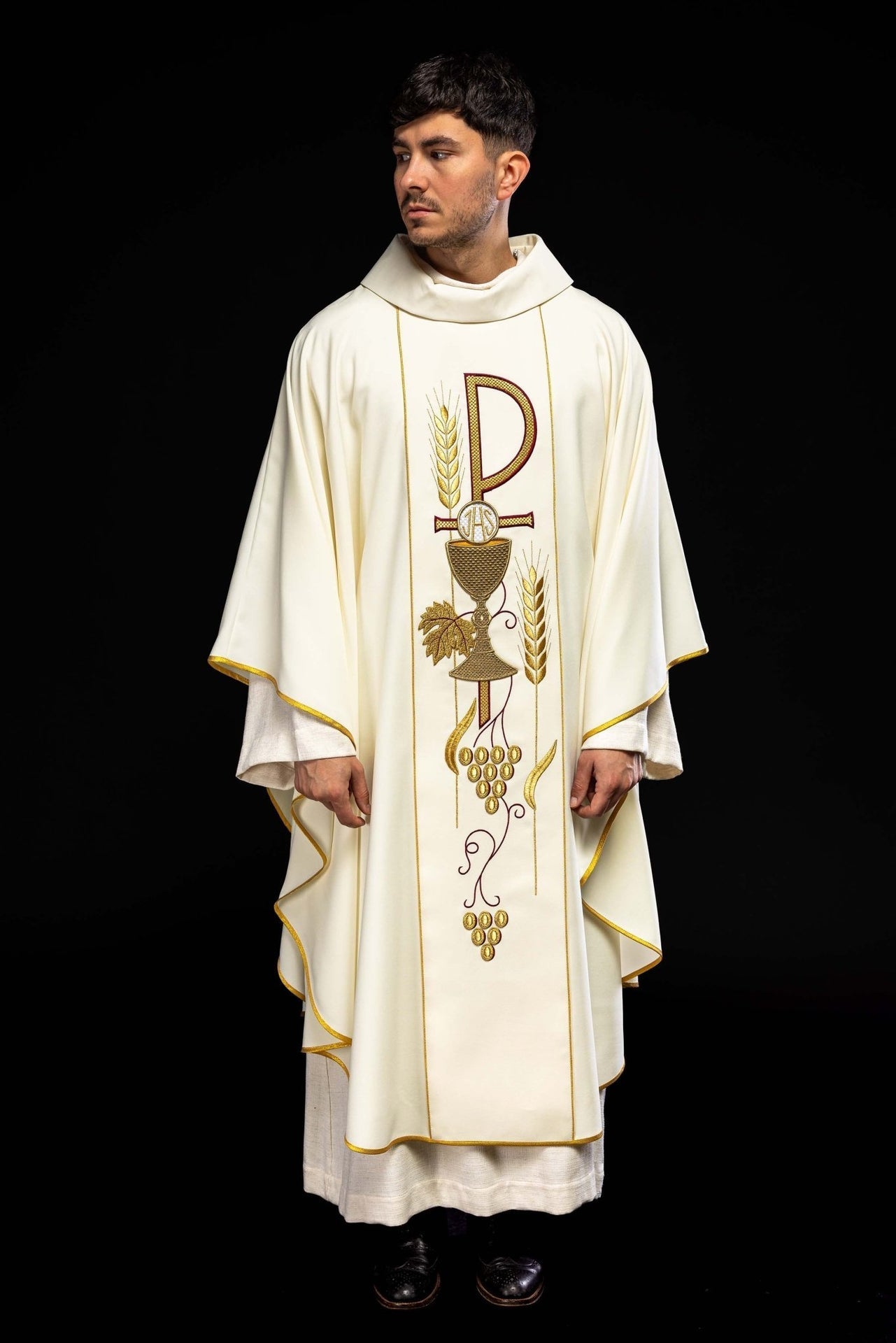 Ornat Liturgiczny Ecru z Haftowanym Kielichem IHS - Elegancki - SZATYLITURGICZNE.PL