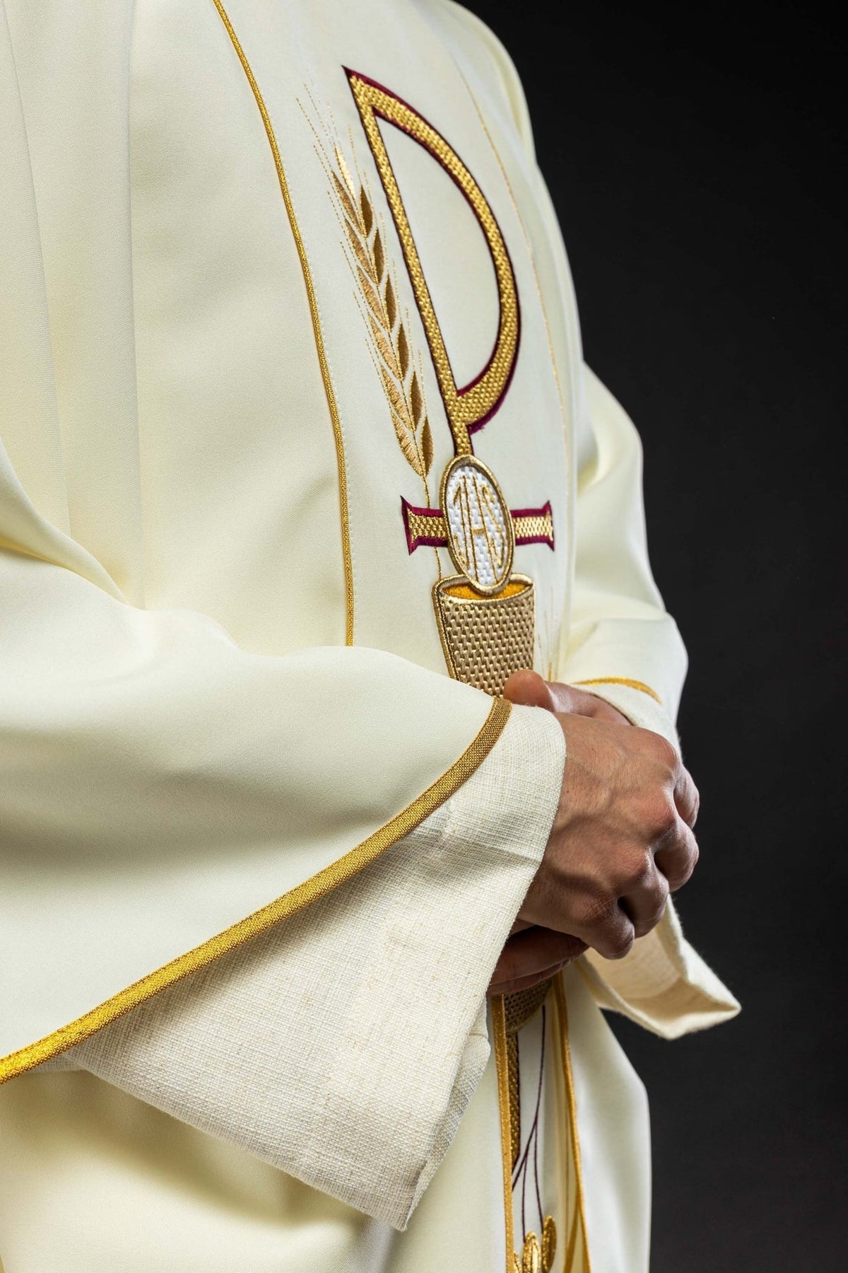 Ornat Liturgiczny Ecru z Haftowanym Kielichem IHS - Elegancki - SZATYLITURGICZNE.PL