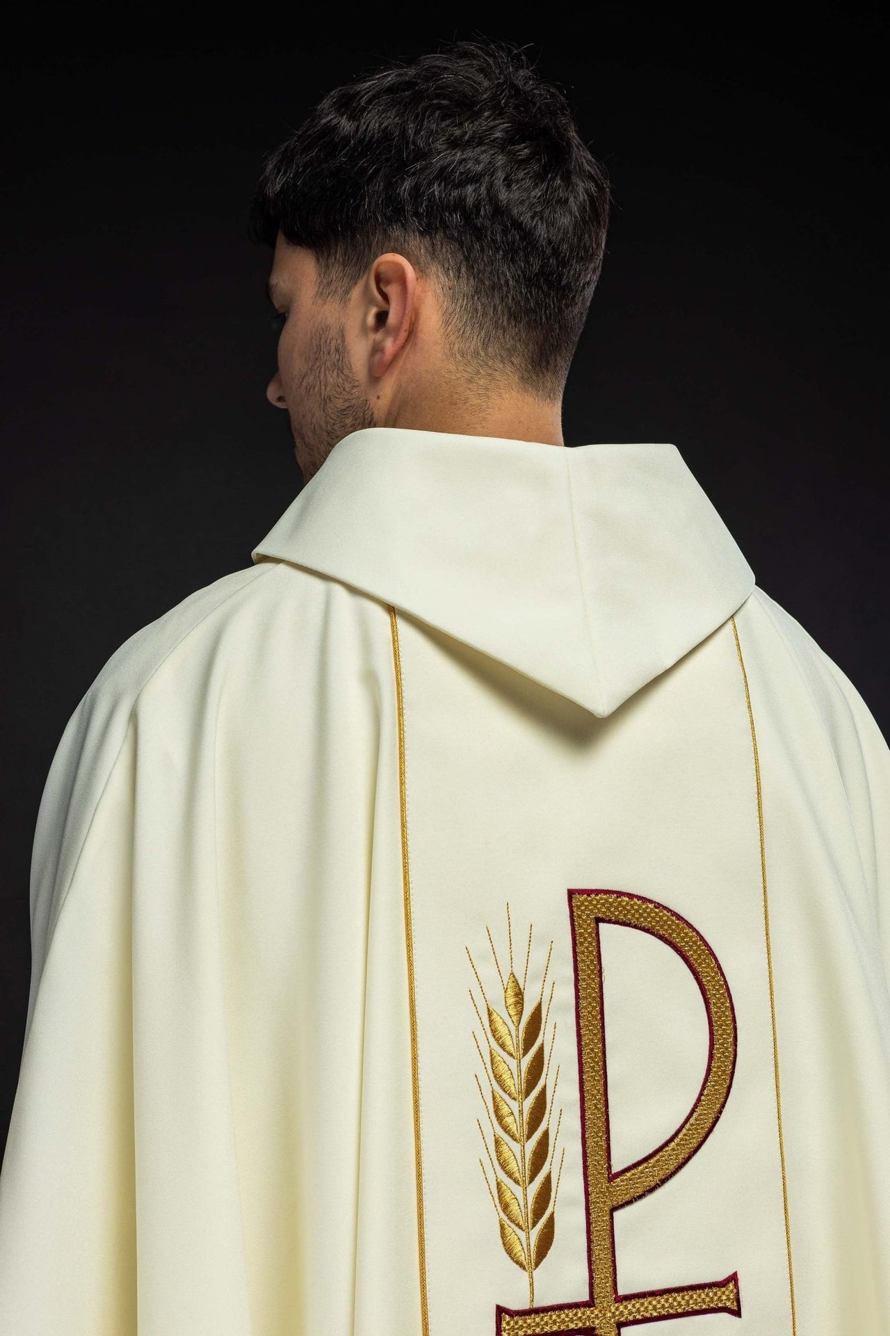 Ornat Liturgiczny Ecru z Haftowanym Kielichem IHS - Elegancki - SZATYLITURGICZNE.PL