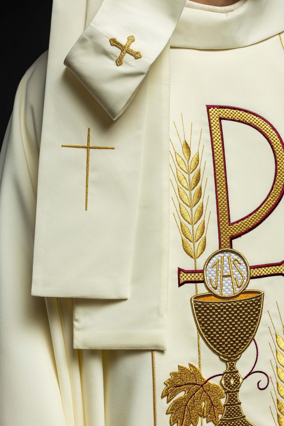 Ornat Liturgiczny Ecru z Haftowanym Kielichem IHS - Elegancki - SZATYLITURGICZNE.PL