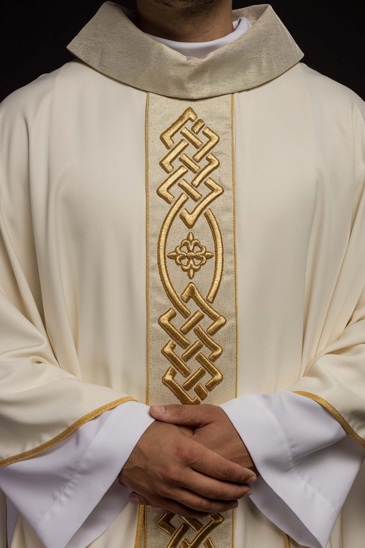 Ornat Liturgiczny Ecru z Haftowanym Krzyżem - Elegancki i Polski - SZATYLITURGICZNE.PL