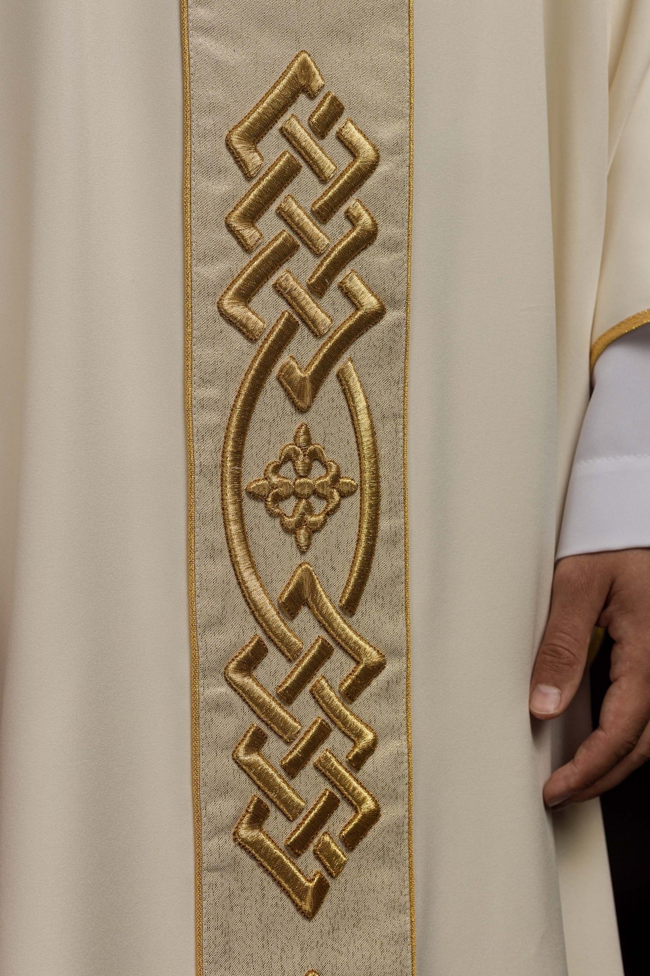 Ornat Liturgiczny Ecru z Haftowanym Krzyżem - Elegancki i Polski - SZATYLITURGICZNE.PL