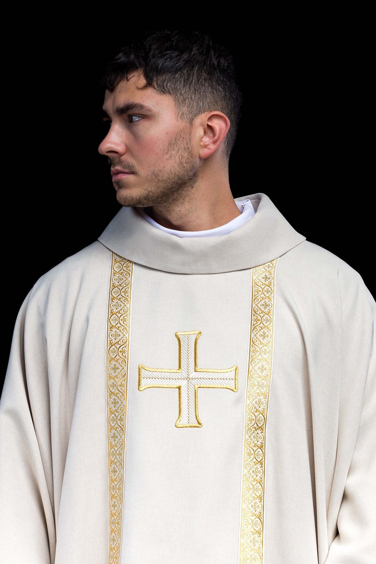 Ornat liturgiczny ecru z haftowanym krzyżem i taśmami żakardowymi - SZATYLITURGICZNE.PL
