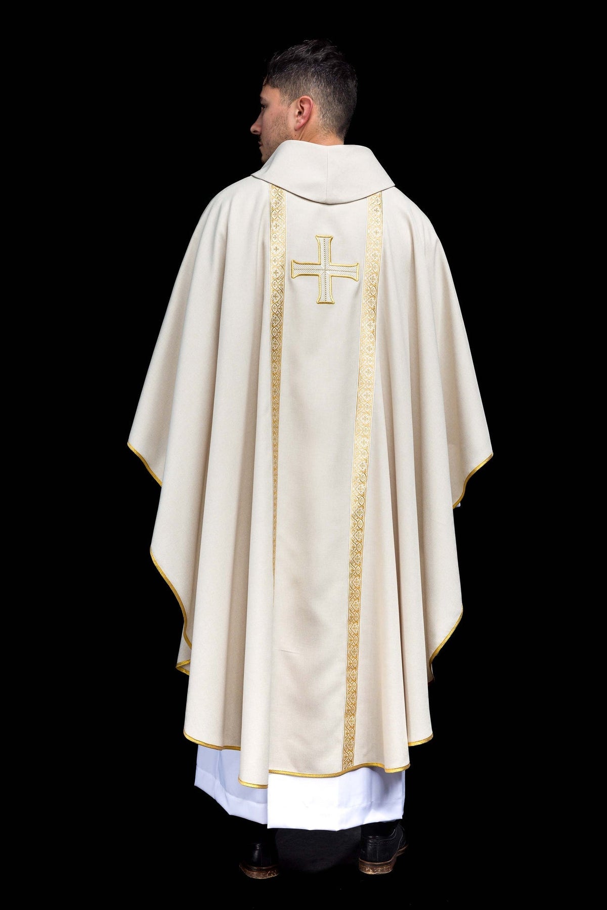 Ornat liturgiczny ecru z haftowanym krzyżem i taśmami żakardowymi - SZATYLITURGICZNE.PL