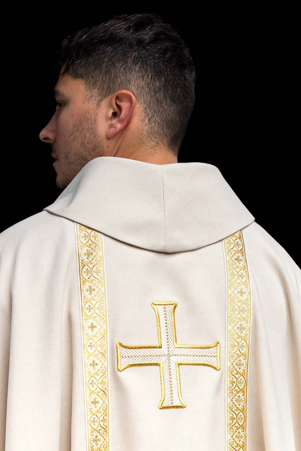 Ornat liturgiczny ecru z haftowanym krzyżem i taśmami żakardowymi - SZATYLITURGICZNE.PL