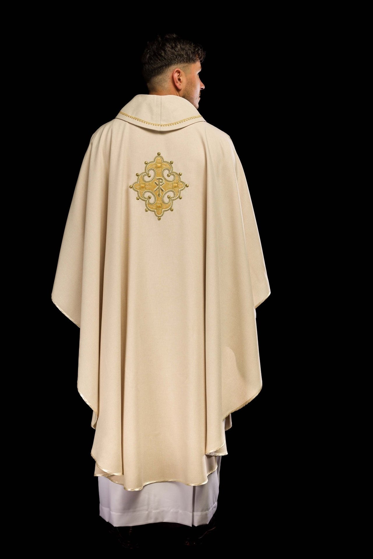 Ornat Liturgiczny Ecru z Haftowanym Krzyżem i Złotą Lamówką - SZATYLITURGICZNE.PL