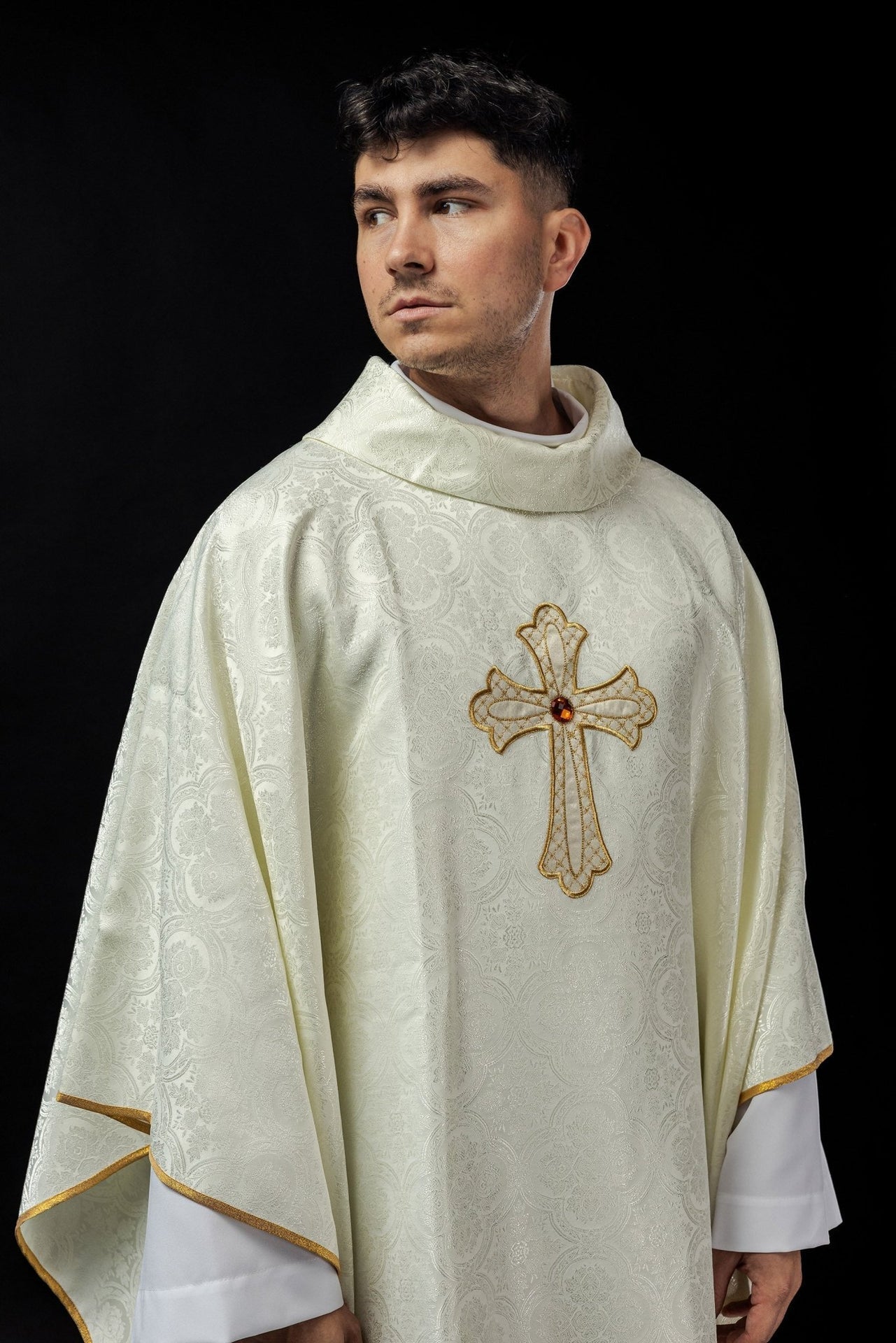 Ornat Liturgiczny Ecru z Haftowanym Krzyżem i Złotą Lamówką - SZATYLITURGICZNE.PL