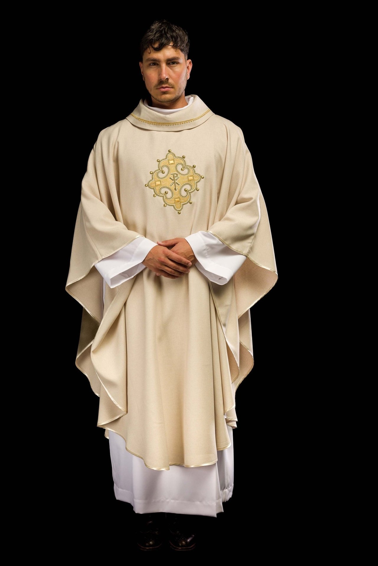 Ornat Liturgiczny Ecru z Haftowanym Krzyżem i Złotą Lamówką - SZATYLITURGICZNE.PL