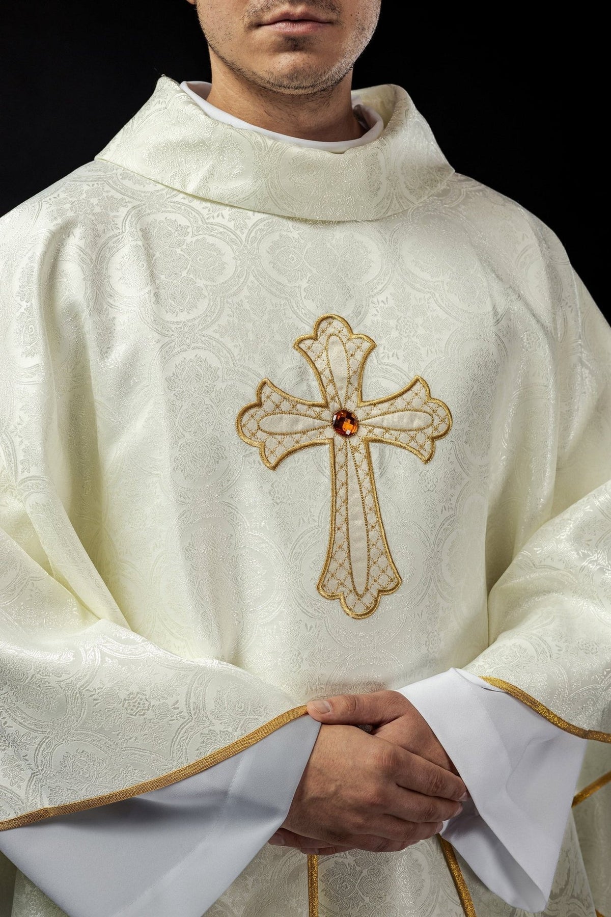 Ornat Liturgiczny Ecru z Haftowanym Krzyżem i Złotą Lamówką - SZATYLITURGICZNE.PL