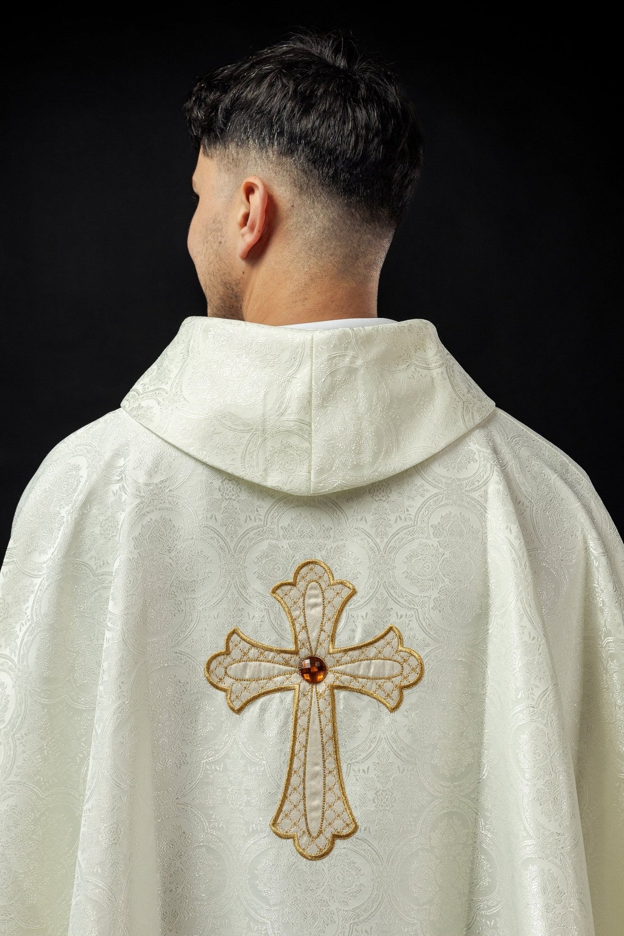 Ornat Liturgiczny Ecru z Haftowanym Krzyżem i Złotą Lamówką - SZATYLITURGICZNE.PL