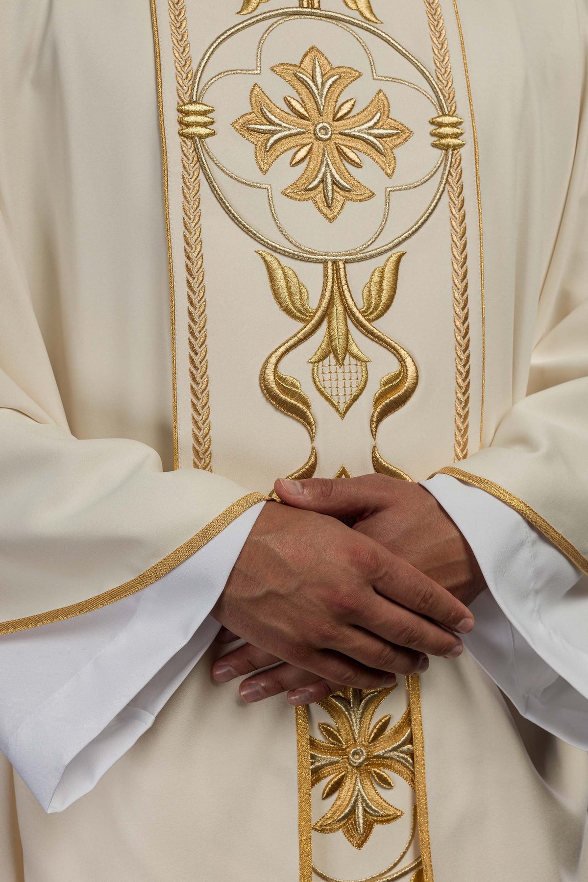 Ornat Liturgiczny Ecru z Haftowanym Krzyżem i Złotą Rozetą - SZATYLITURGICZNE.PL