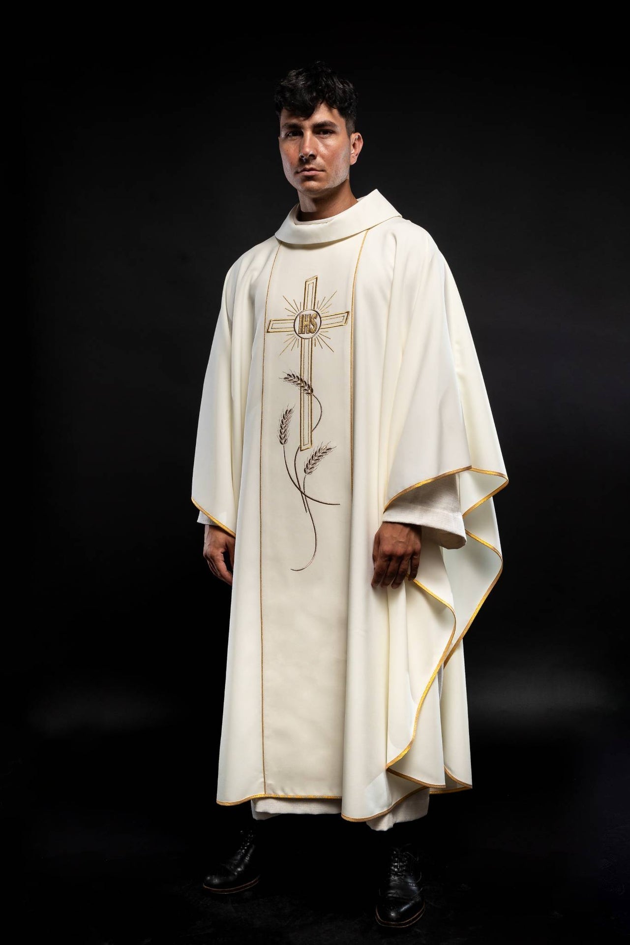 Ornat Liturgiczny Ecru z Haftowanym Krzyżem IHS - Polski Producent - SZATYLITURGICZNE.PL