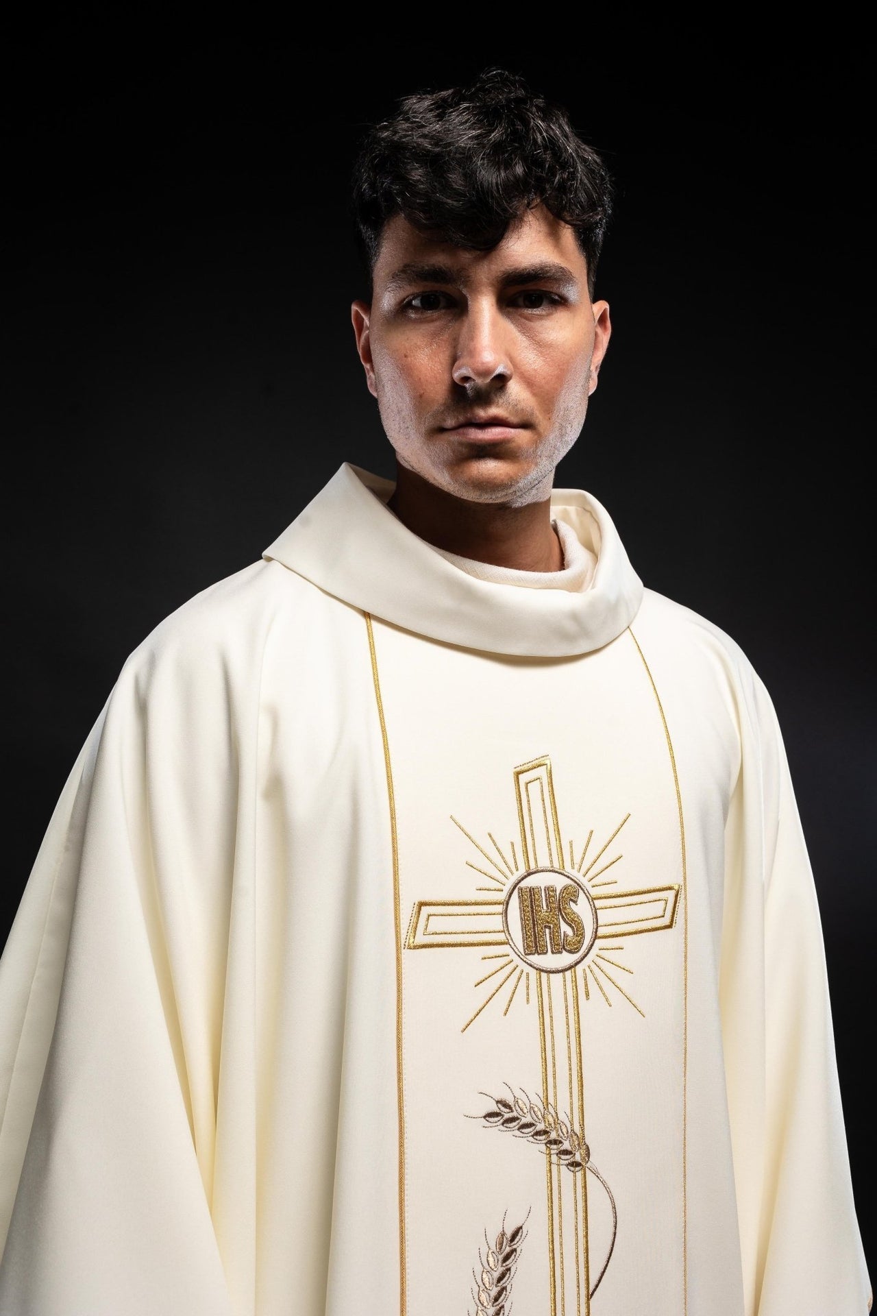 Ornat Liturgiczny Ecru z Haftowanym Krzyżem IHS - Polski Producent - SZATYLITURGICZNE.PL