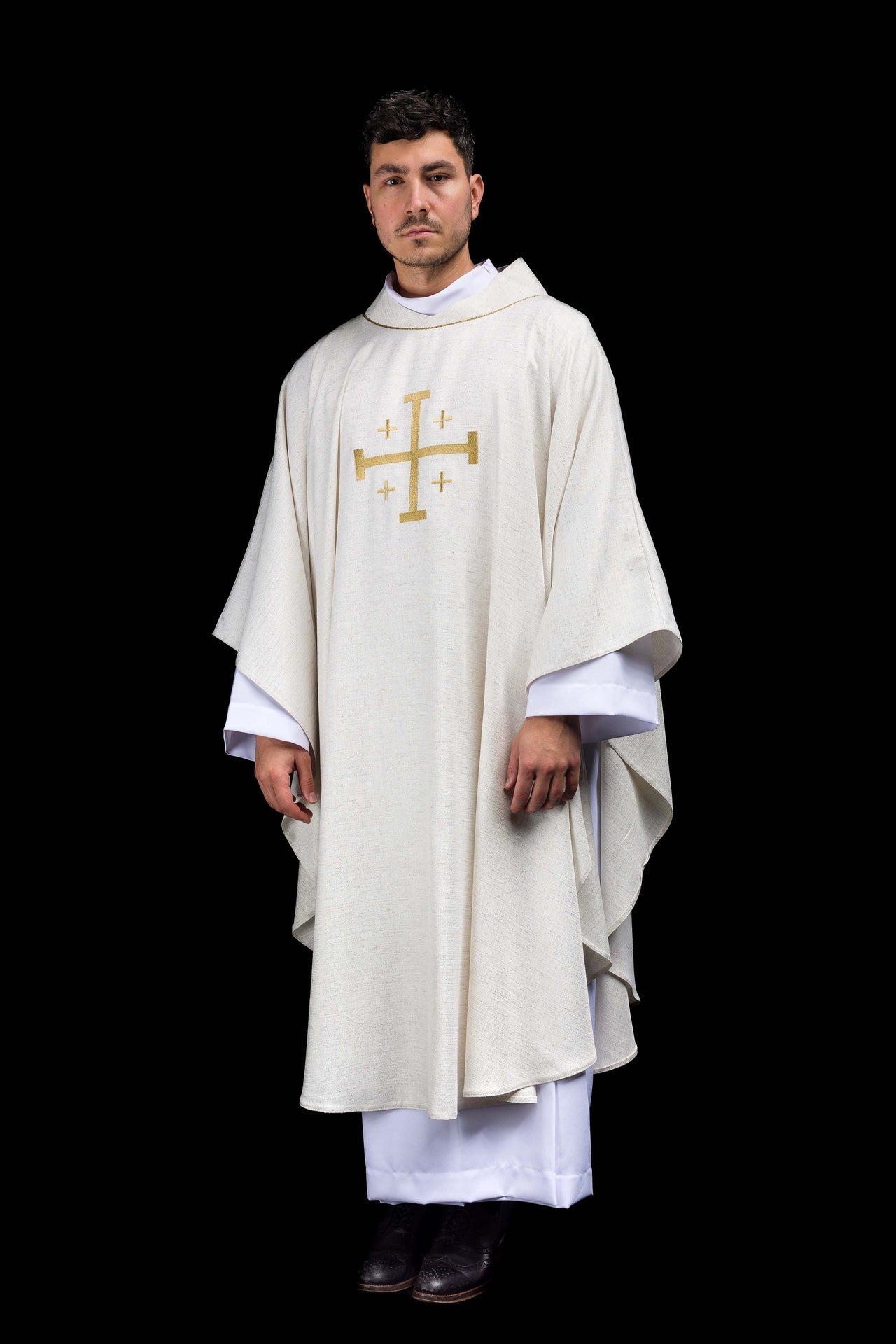 Ornat Liturgiczny Ecru z Haftowanym Krzyżem Jerozolimskim - SZATYLITURGICZNE.PL