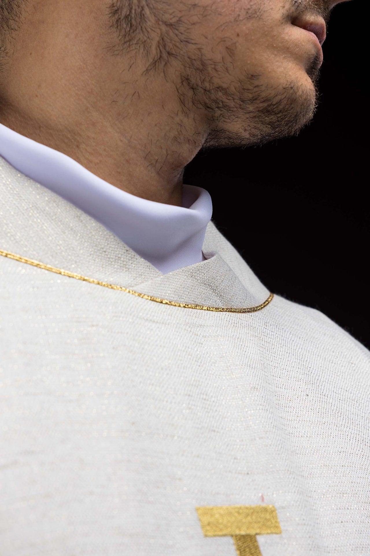 Ornat Liturgiczny Ecru z Haftowanym Krzyżem Jerozolimskim - SZATYLITURGICZNE.PL