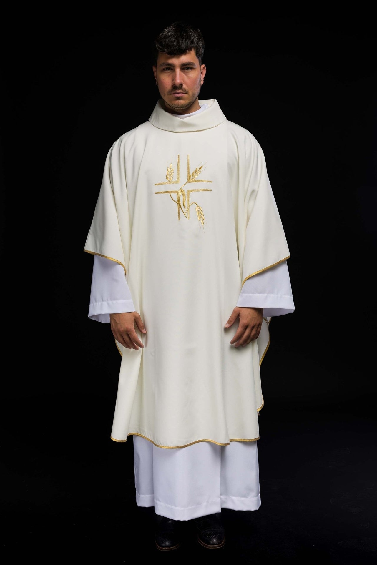 Ornat Liturgiczny Ecru z Haftowanym Krzyżem - Polski Producent - SZATYLITURGICZNE.PL