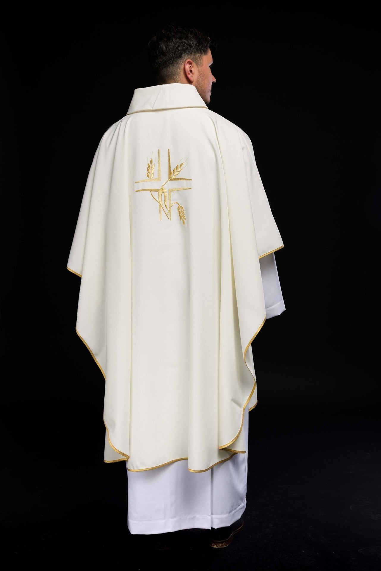Ornat Liturgiczny Ecru z Haftowanym Krzyżem - Polski Producent - SZATYLITURGICZNE.PL