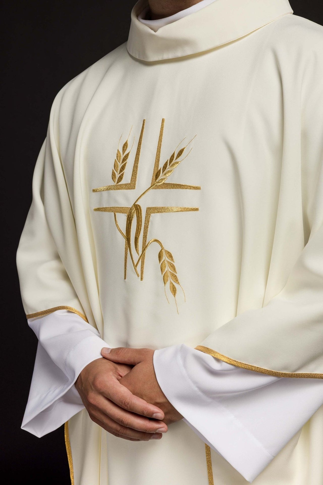 Ornat Liturgiczny Ecru z Haftowanym Krzyżem - Polski Producent - SZATYLITURGICZNE.PL