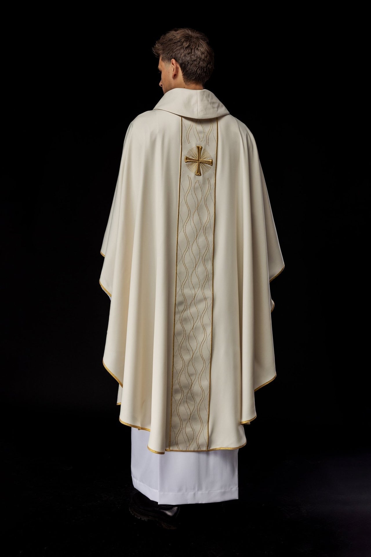 Ornat Liturgiczny Ecru z Haftowanym Krzyżem - Polski Producent - SZATYLITURGICZNE.PL