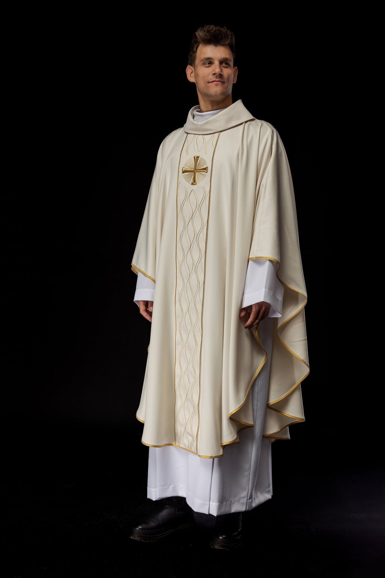 Ornat Liturgiczny Ecru z Haftowanym Krzyżem - Polski Producent - SZATYLITURGICZNE.PL