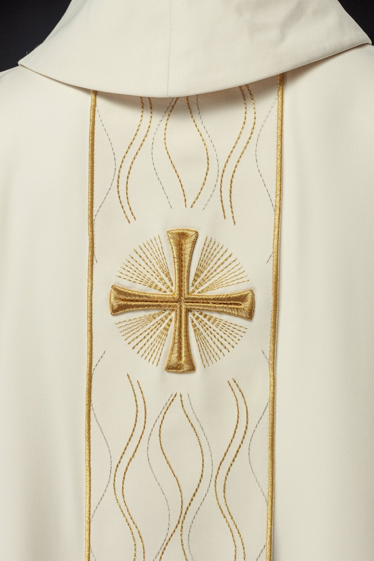 Ornat Liturgiczny Ecru z Haftowanym Krzyżem - Polski Producent - SZATYLITURGICZNE.PL