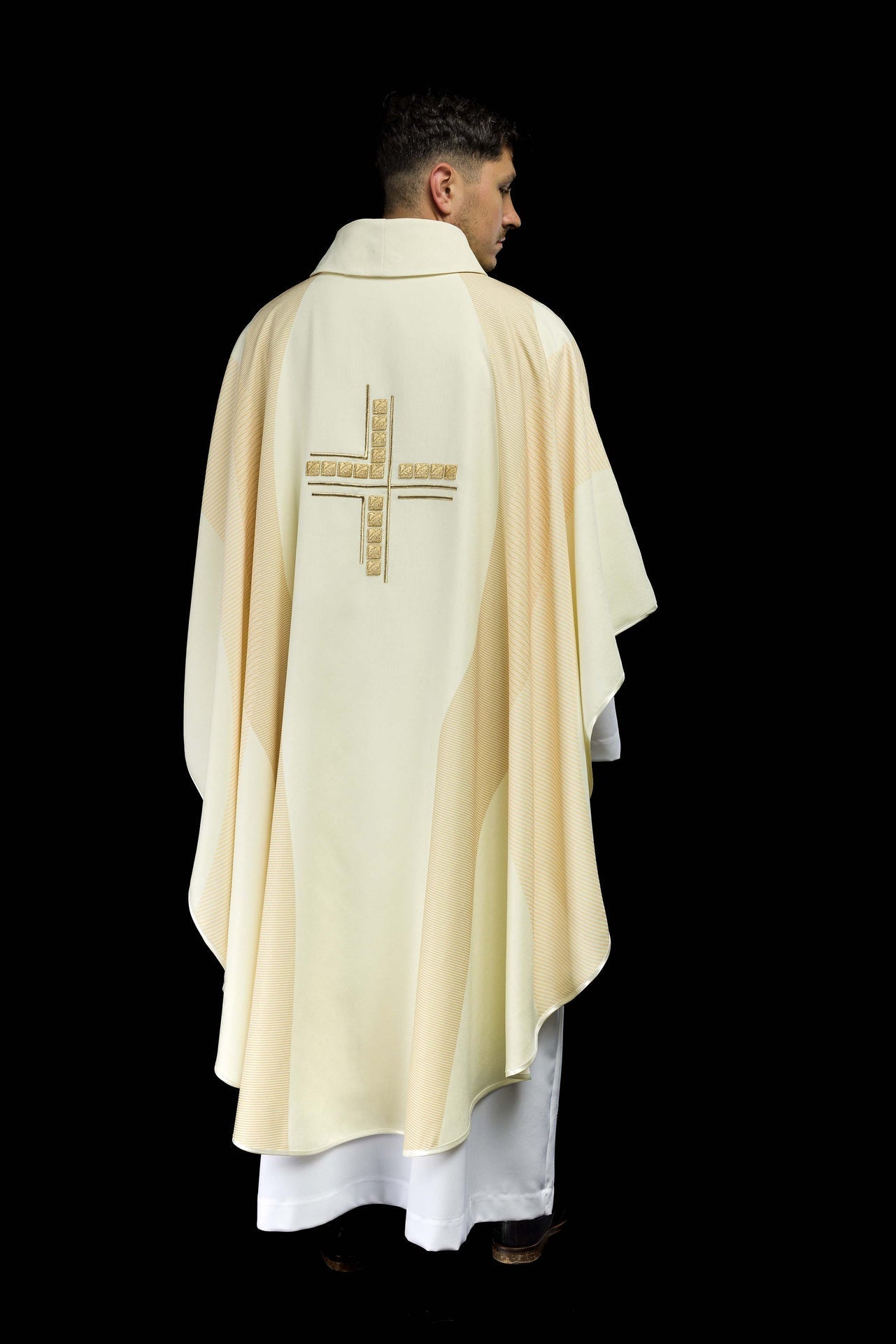 Ornat Liturgiczny Ecru z Haftowanym Krzyżem - Polski Producent - SZATYLITURGICZNE.PL