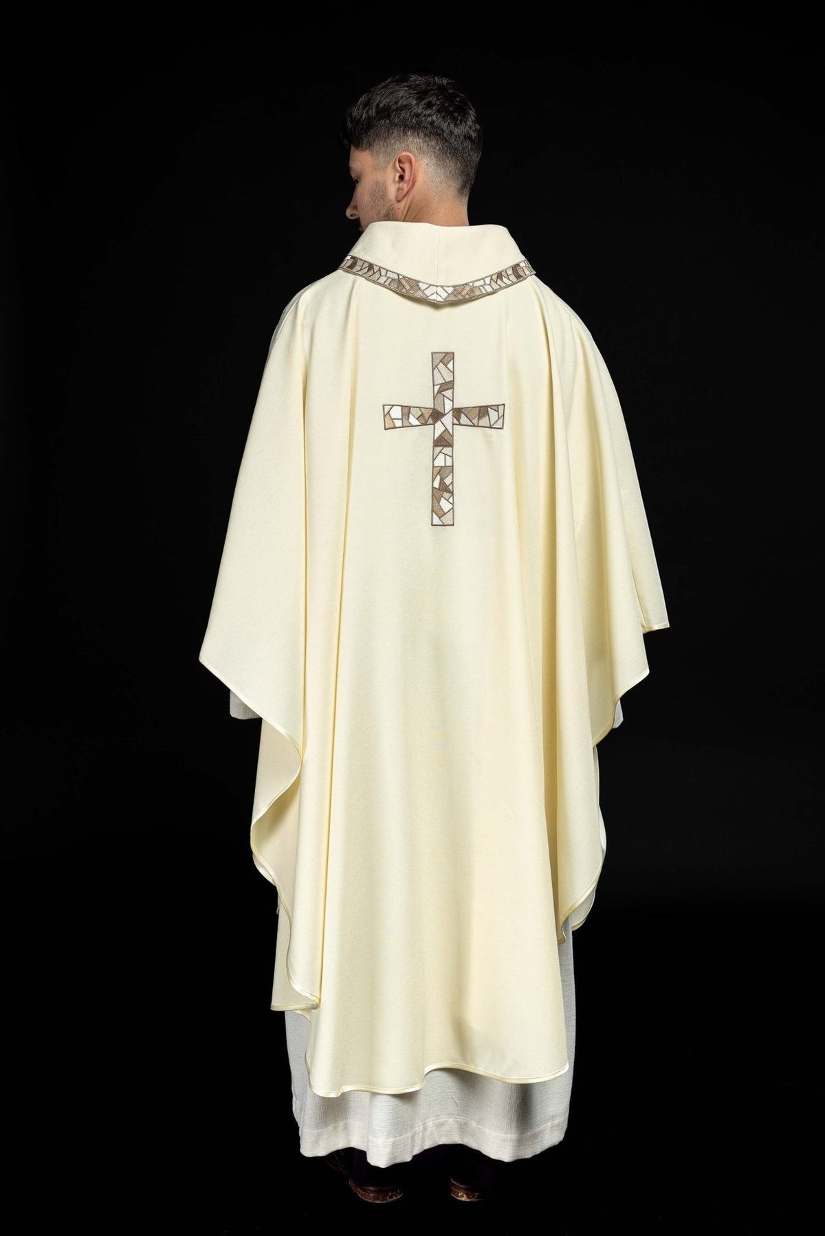 Ornat Liturgiczny Ecru z Haftowanym Krzyżem - Polski Producent - SZATYLITURGICZNE.PL
