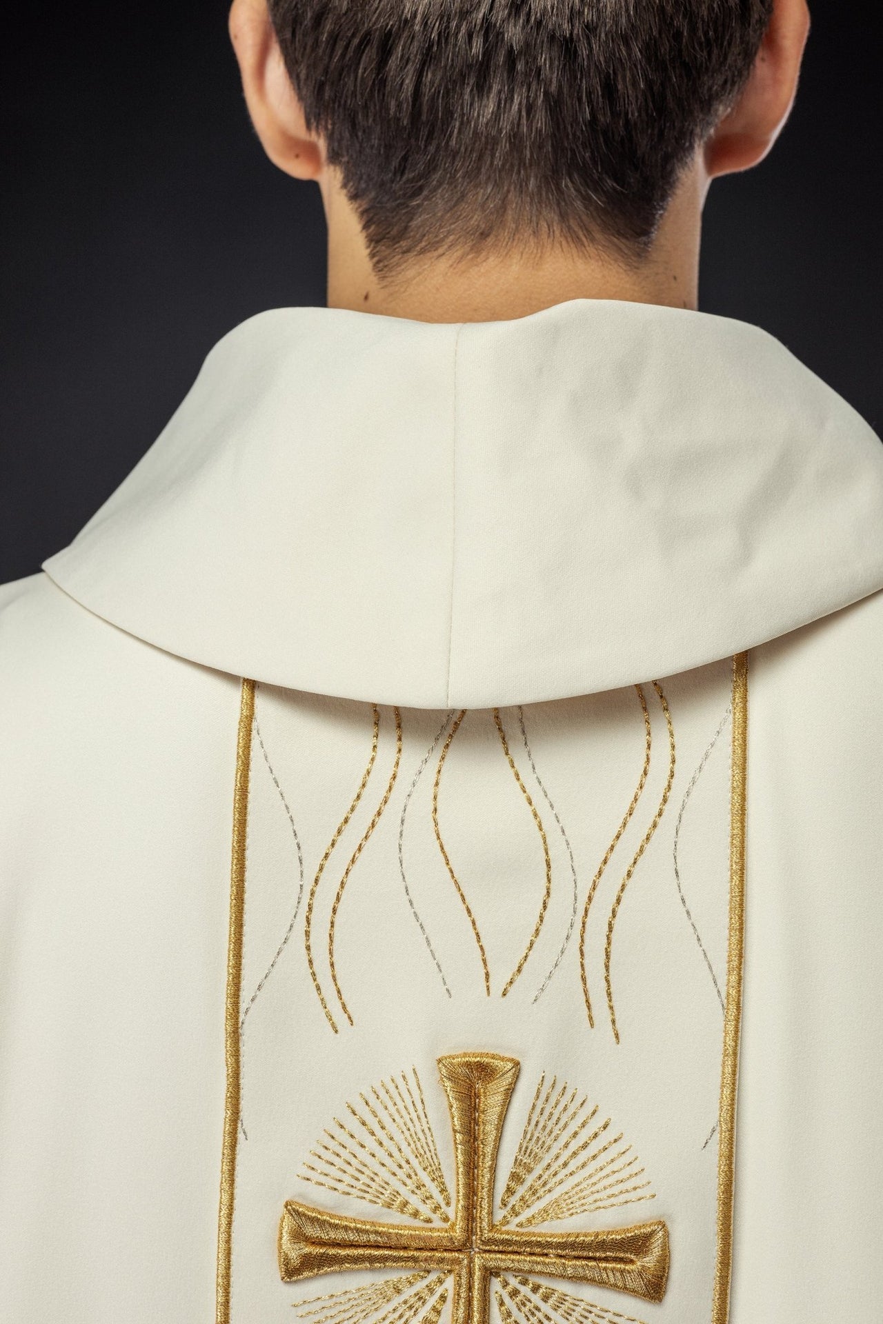 Ornat Liturgiczny Ecru z Haftowanym Krzyżem - Polski Producent - SZATYLITURGICZNE.PL