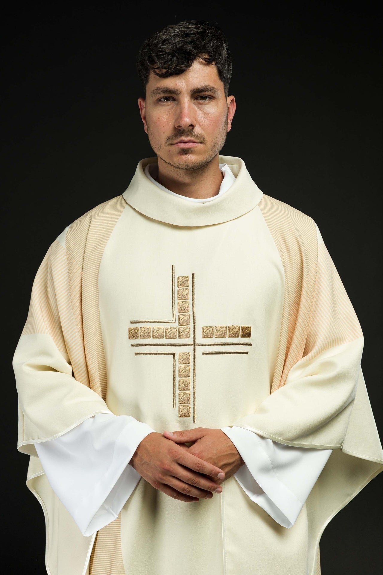 Ornat Liturgiczny Ecru z Haftowanym Krzyżem - Polski Producent - SZATYLITURGICZNE.PL