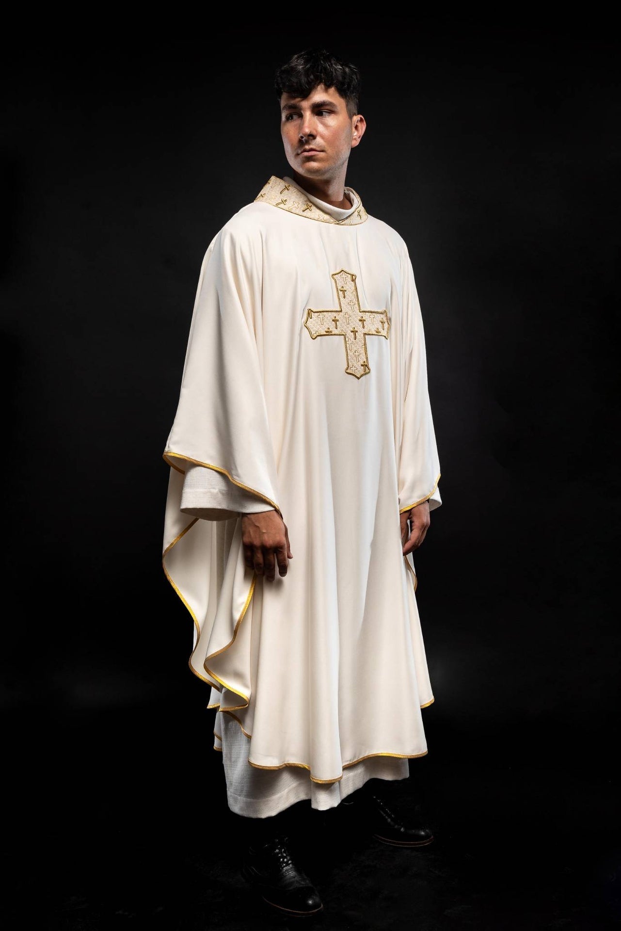 Ornat Liturgiczny Ecru z Haftowanym Krzyżem - Polski Produkt - SZATYLITURGICZNE.PL