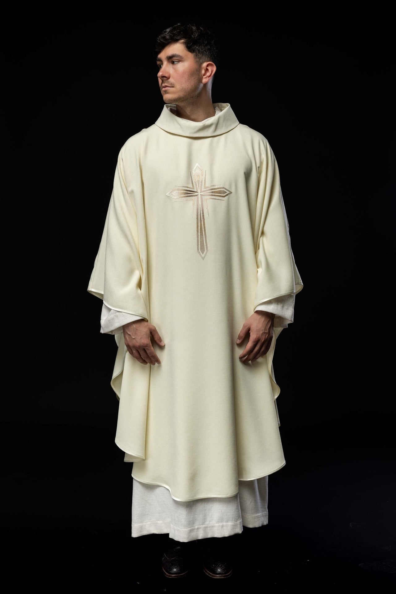 Ornat Liturgiczny Ecru z Haftowanym Krzyżem - Polski Produkt - SZATYLITURGICZNE.PL