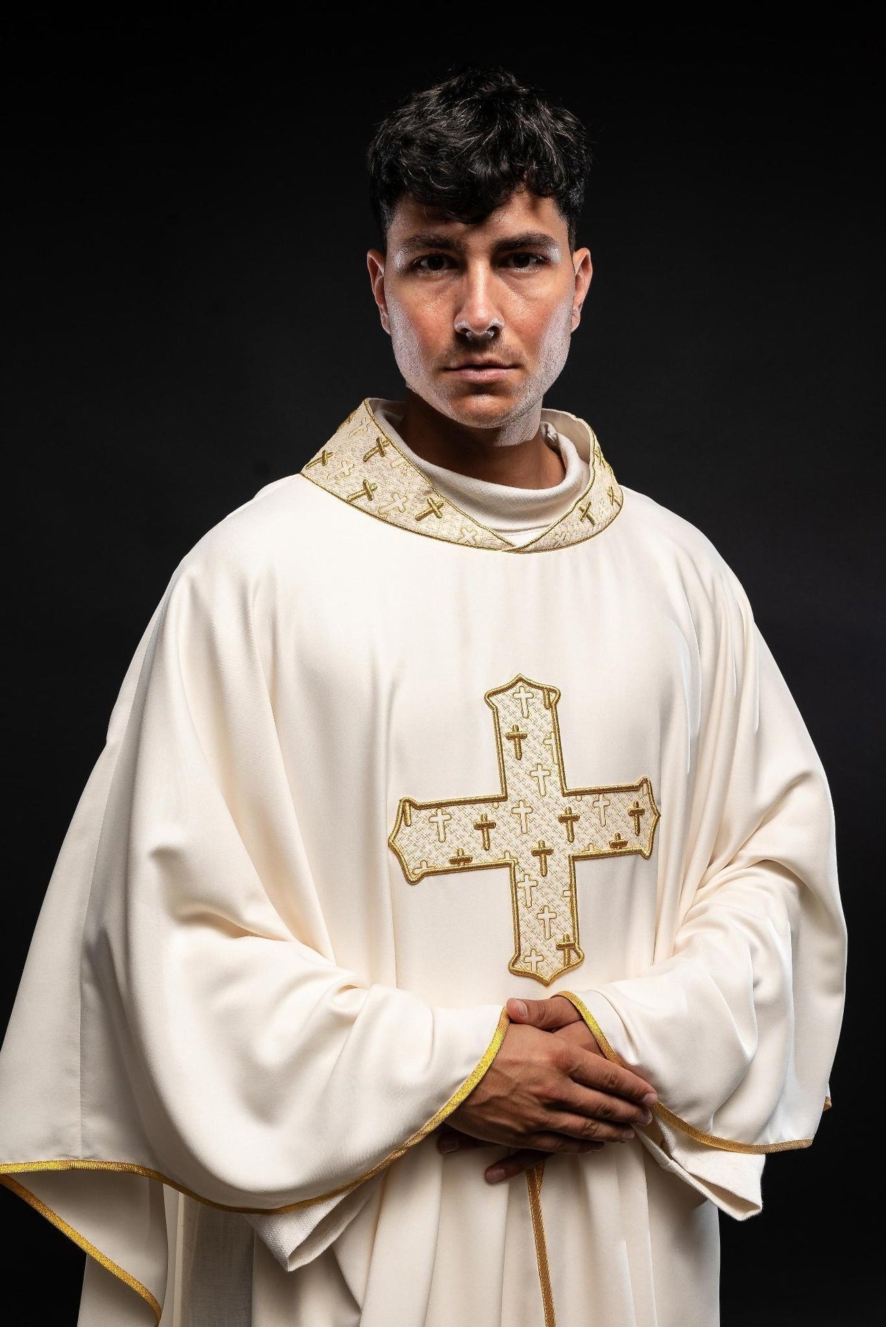 Ornat Liturgiczny Ecru z Haftowanym Krzyżem - Polski Produkt - SZATYLITURGICZNE.PL