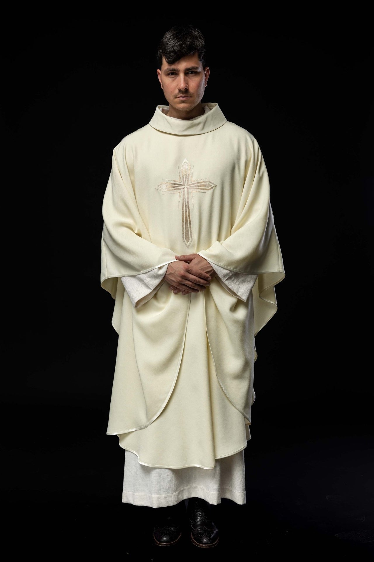 Ornat Liturgiczny Ecru z Haftowanym Krzyżem - Polski Produkt - SZATYLITURGICZNE.PL