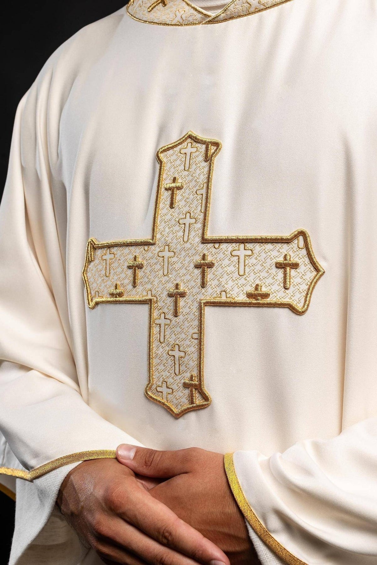Ornat Liturgiczny Ecru z Haftowanym Krzyżem - Polski Produkt - SZATYLITURGICZNE.PL
