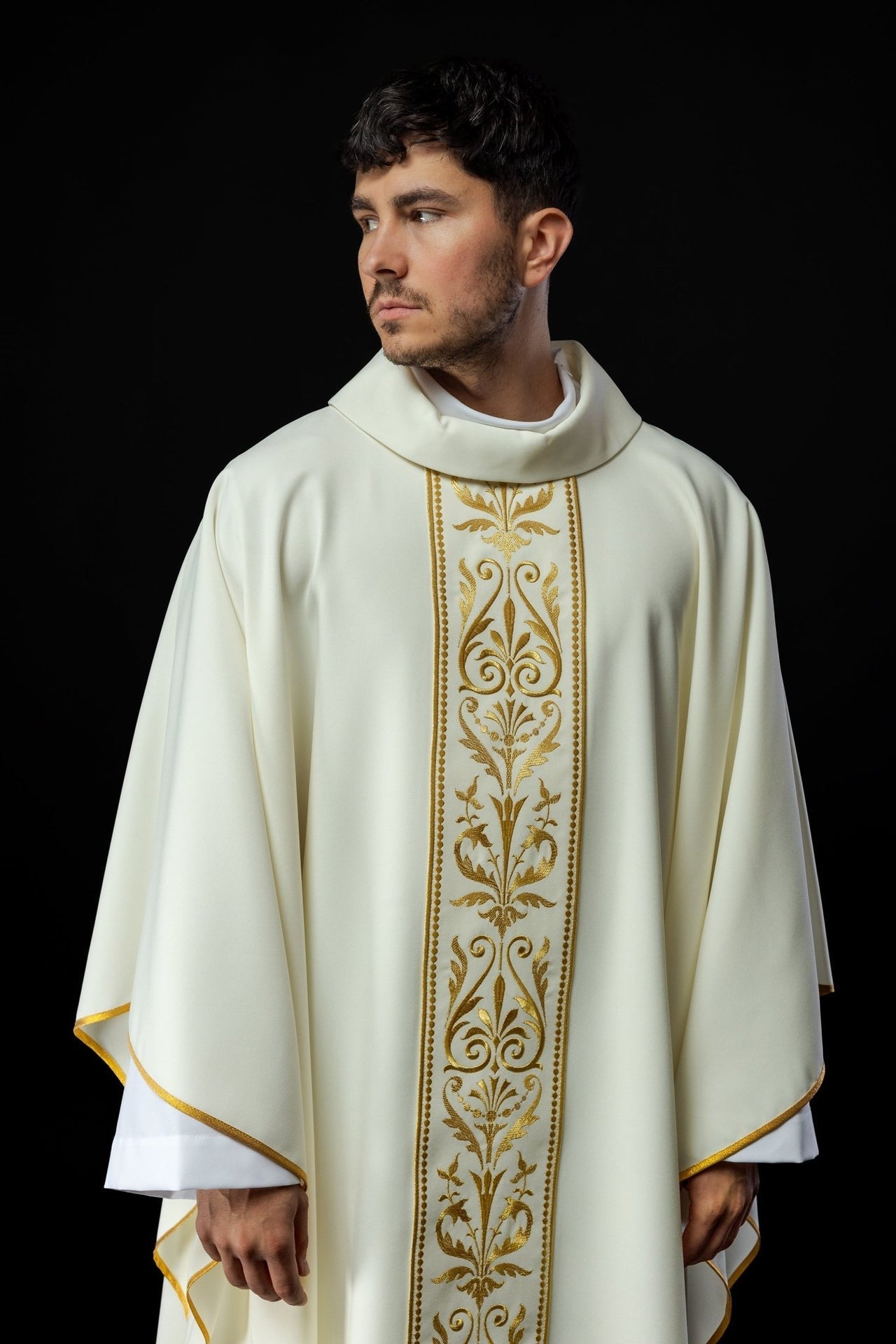 Ornat Liturgiczny Ecru z Haftowanym Pasem - Elegancki i Wygodny - SZATYLITURGICZNE.PL