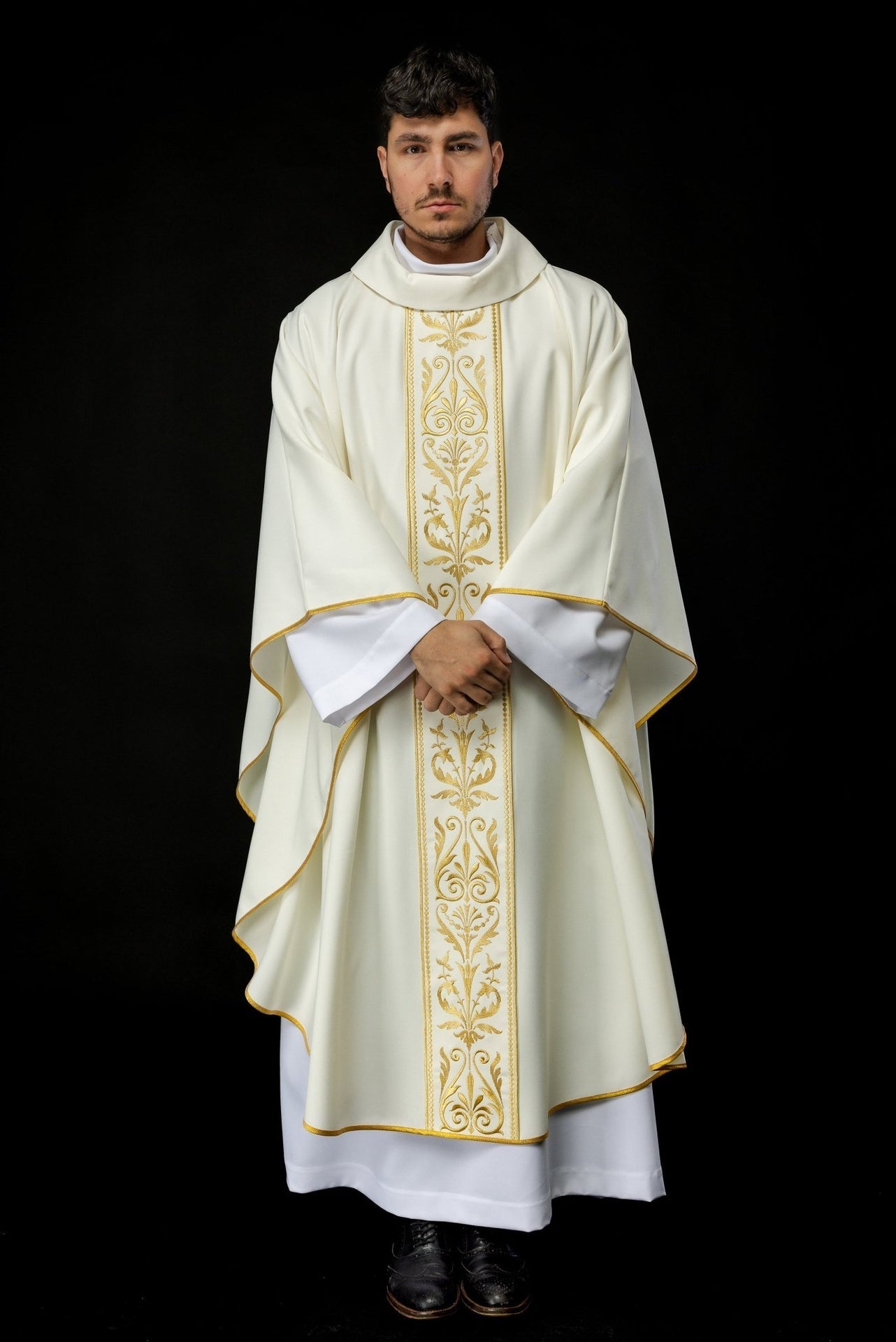 Ornat Liturgiczny Ecru z Haftowanym Pasem - Elegancki i Wygodny - SZATYLITURGICZNE.PL