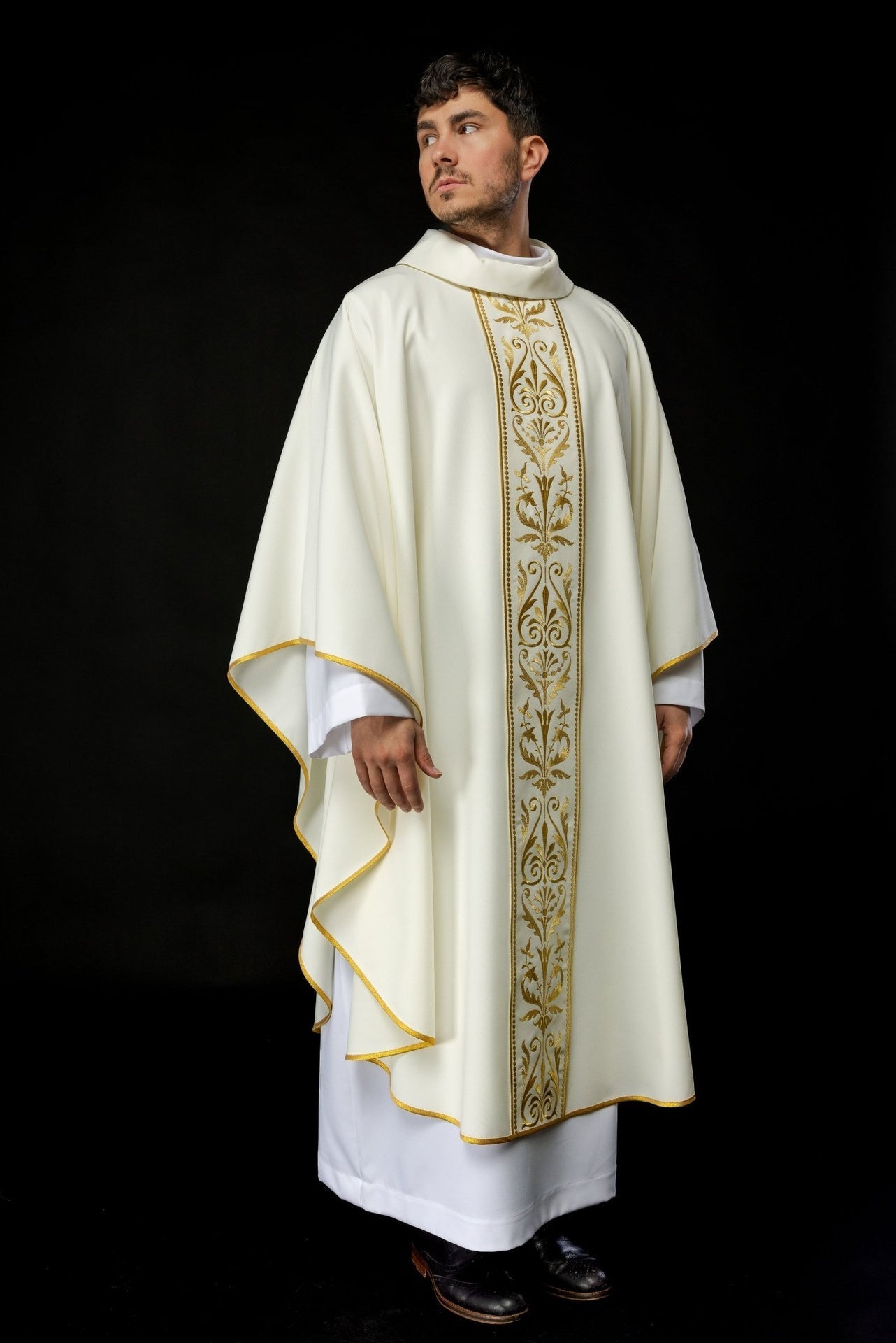 Ornat Liturgiczny Ecru z Haftowanym Pasem - Elegancki i Wygodny - SZATYLITURGICZNE.PL