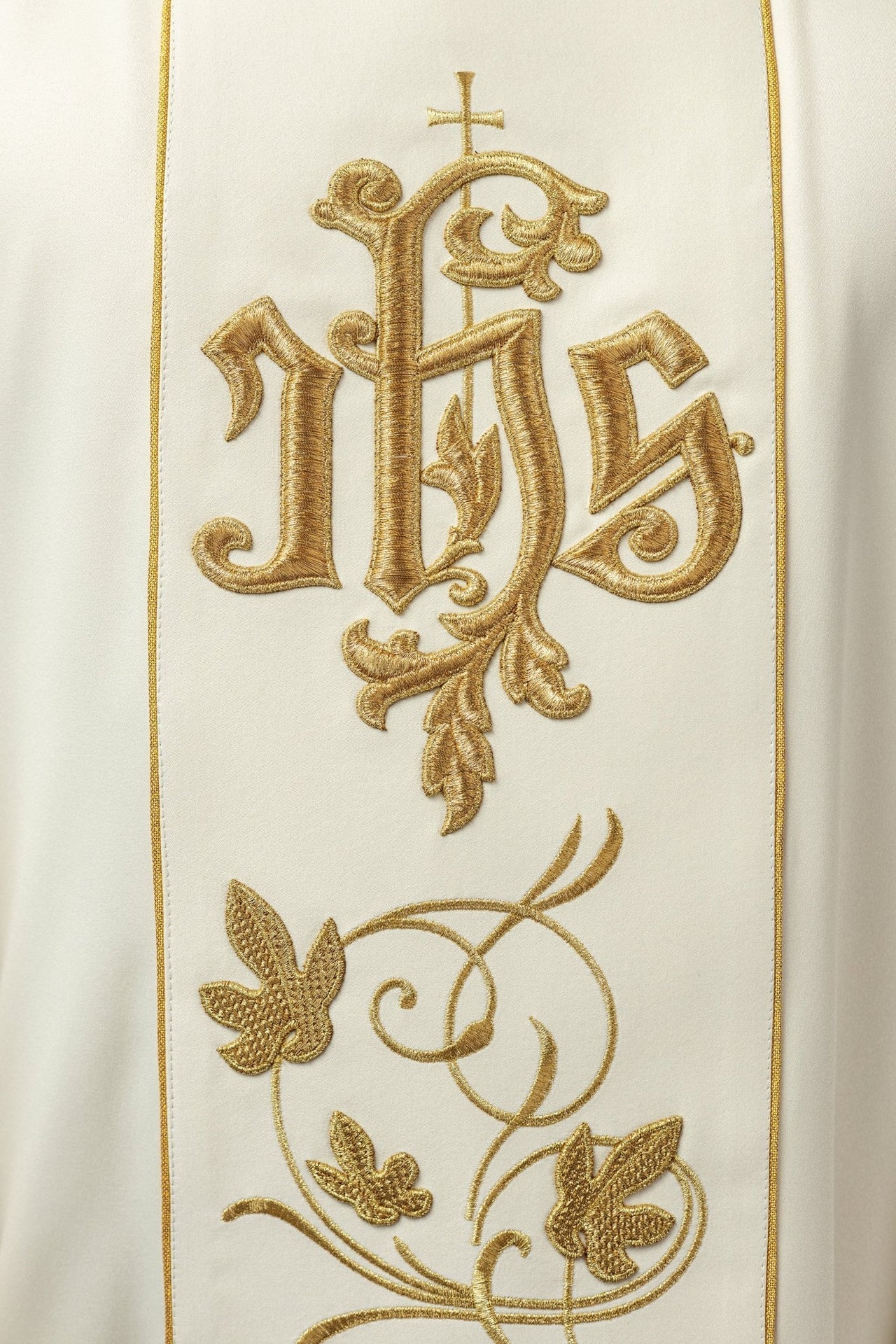 Ornat liturgiczny Ecru z haftowanym pasem florystycznym IHS - SZATYLITURGICZNE.PL